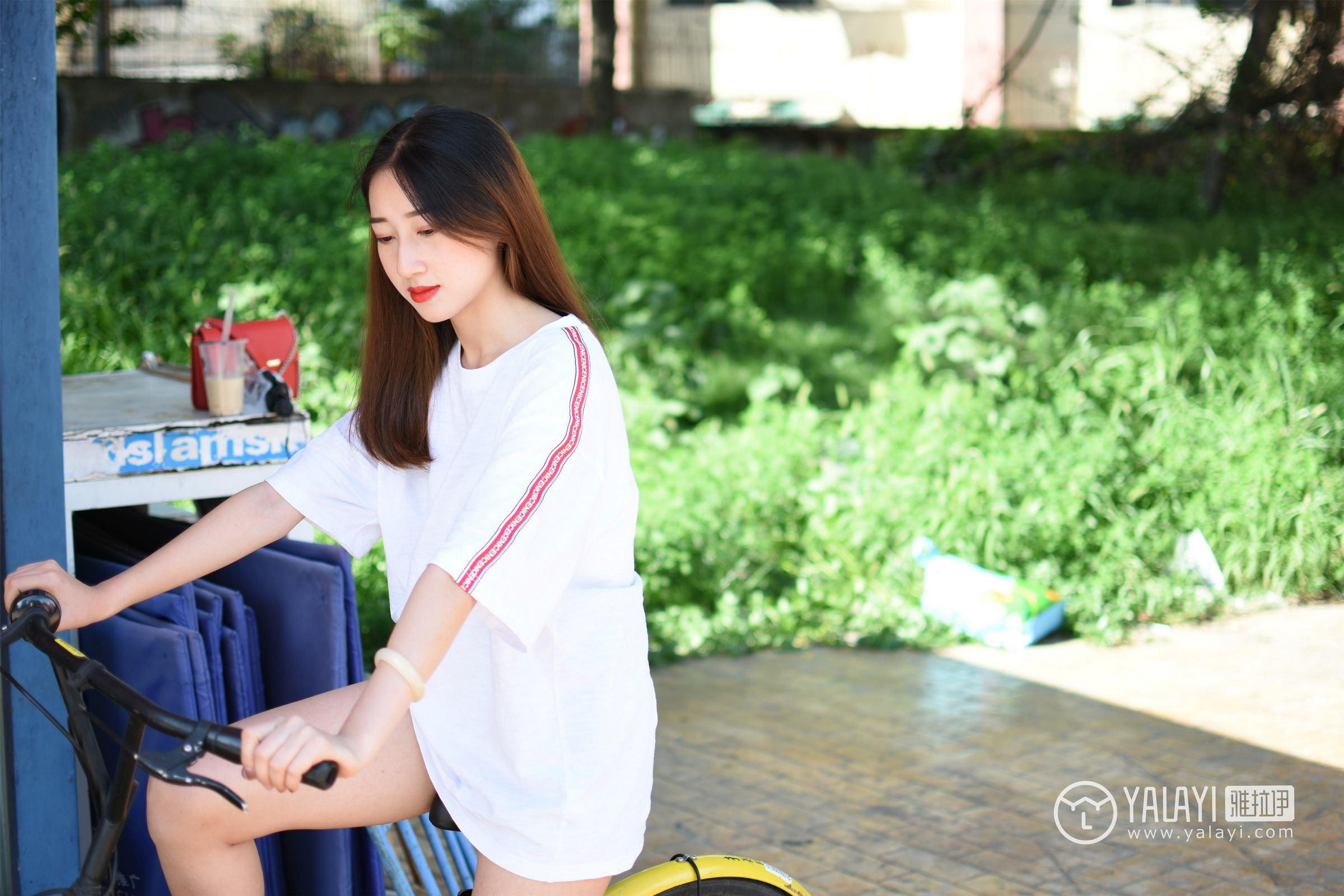 [YALAYI雅拉伊]NO.013 阳光下的裸腿单车 木晓雨 白色连身短袖加牛仔热裤性感私房写真集第20张