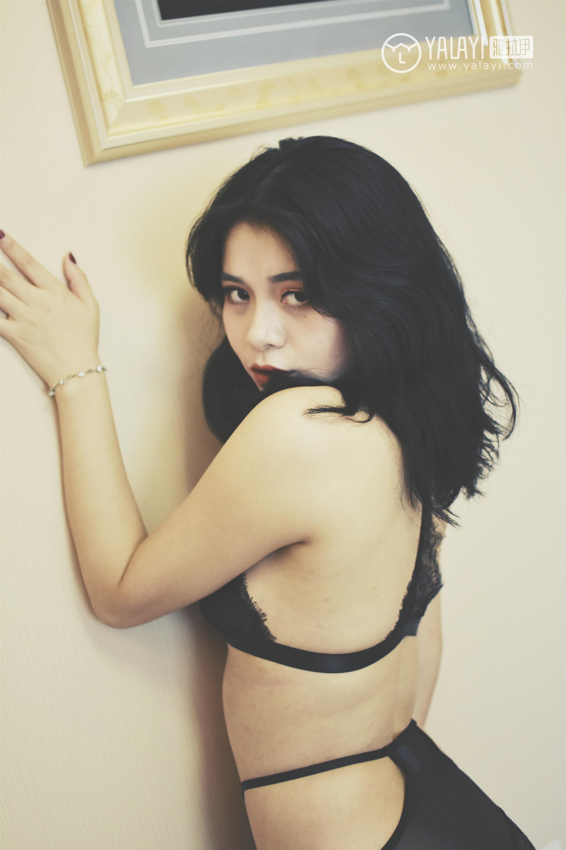 [YALAYI雅拉伊]NO.017 心蕊的蕾丝私房 米心蕊 黑色蕾丝内衣加黑色情趣渔网袜性感私房写真集第9张