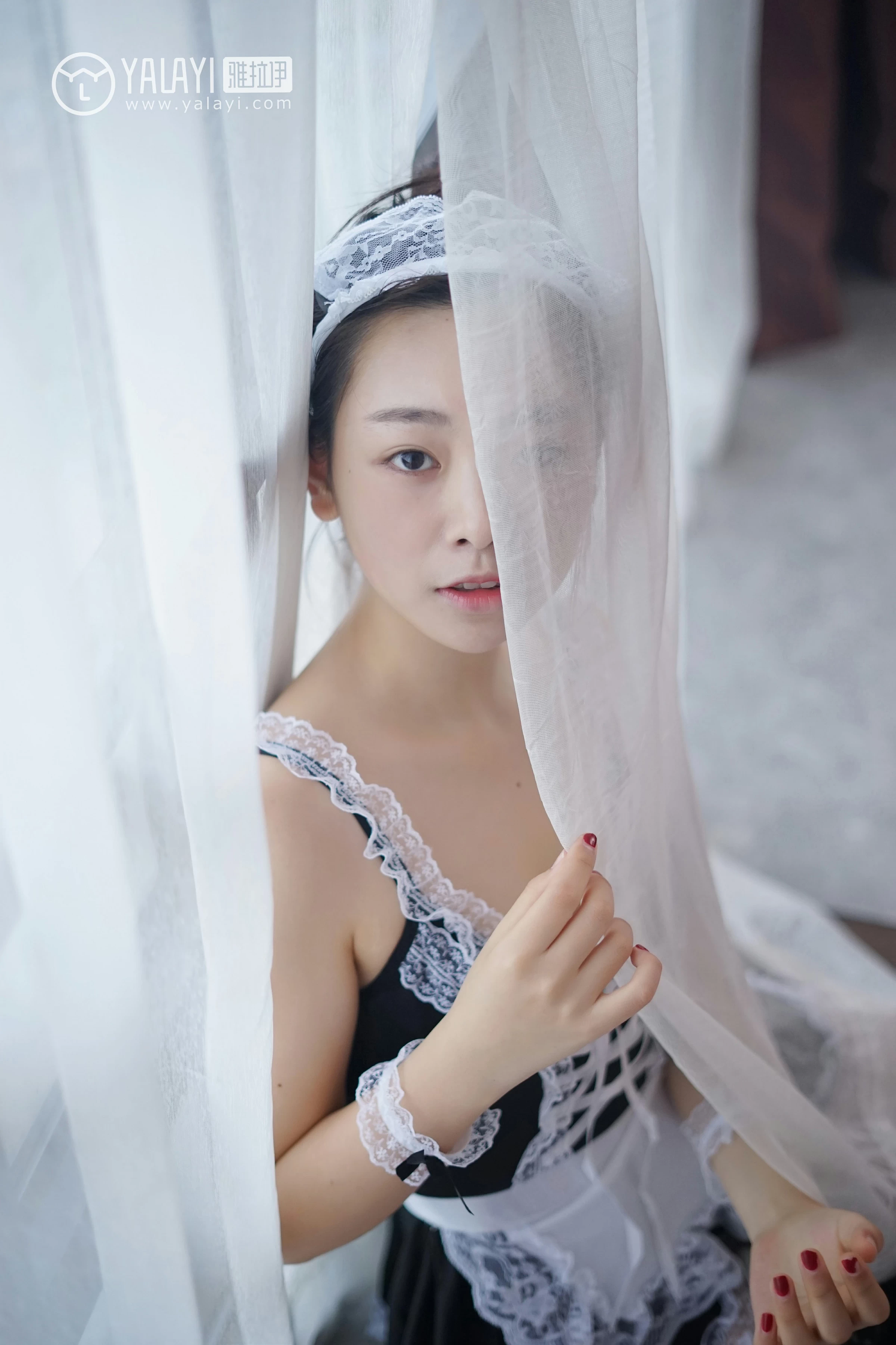 [YALAYI雅拉伊]NO.021 少女女仆 严冰冰 性感制服与黑色透视情趣内衣裙私房写真集第3张