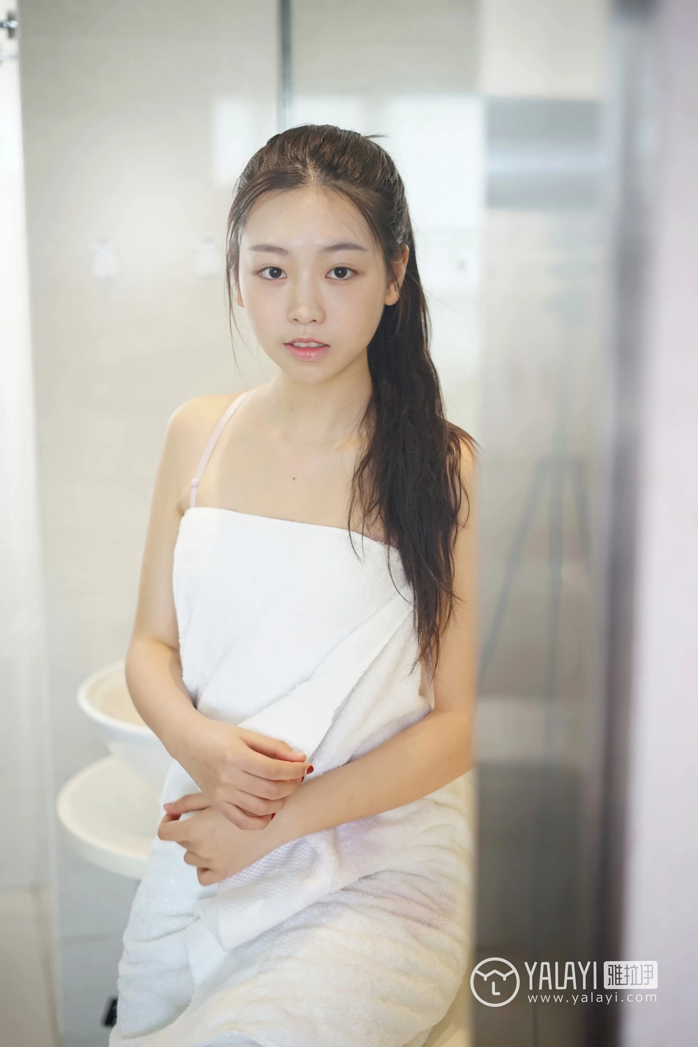 [YALAYI雅拉伊]NO.022 私房物语 严冰冰 黑色紧身制服加格子短裙与白色浴袍性感私房写真集第10张
