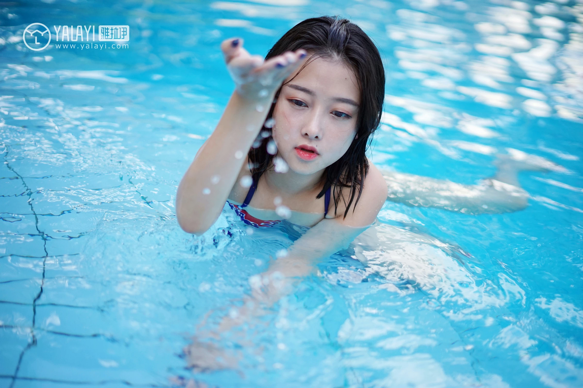 [YALAYI雅拉伊]NO.024 夏日时光 王小淼 彩色比基尼泳装与蓝色浴巾性感私房写真集第9张
