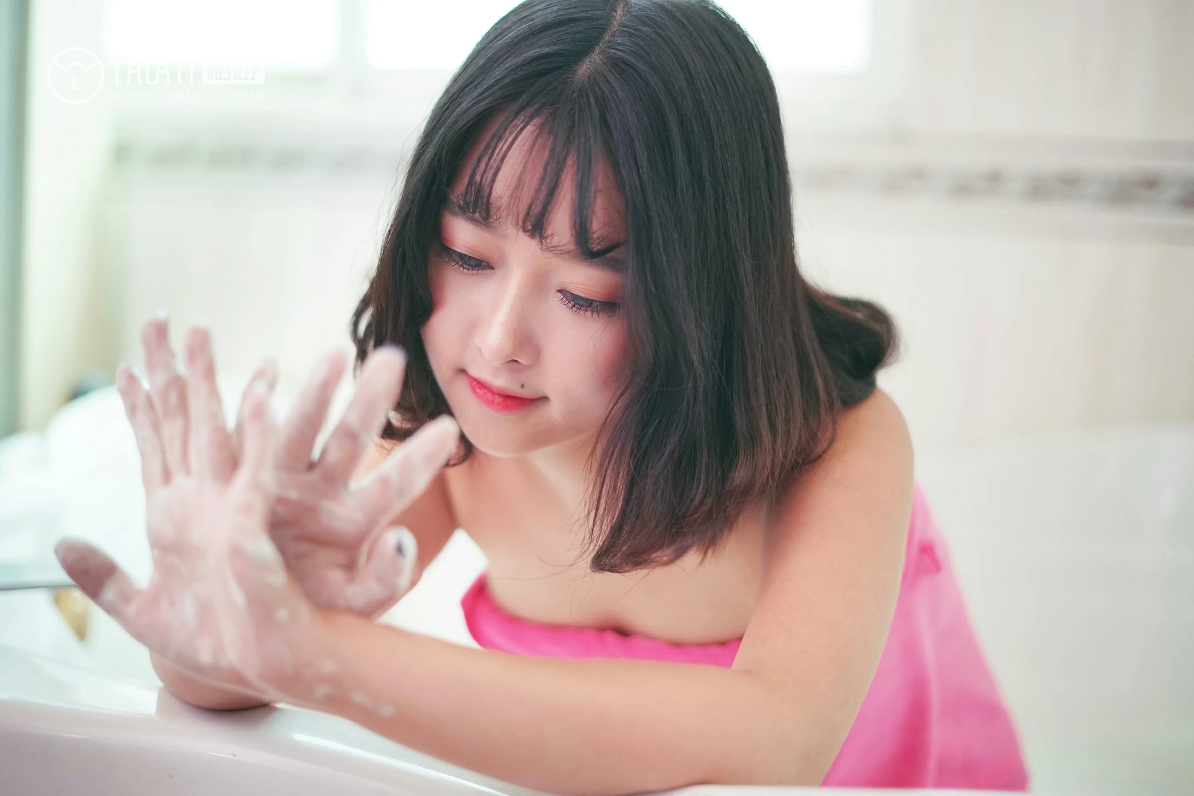 [YALAYI雅拉伊]NO.025 醉在红酒杯里 王小淼 红色蕾丝塑身内衣与红色浴袍性感私房写真集第12张