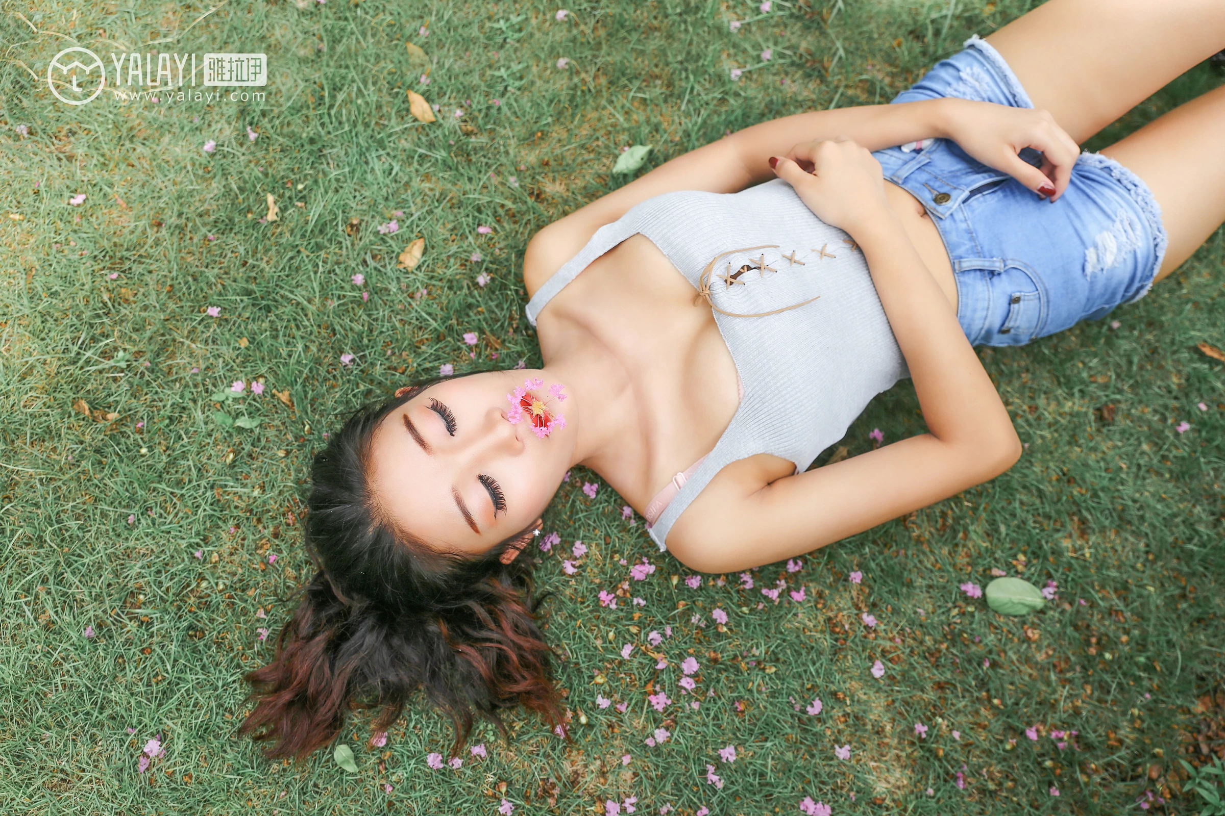 [YALAYI雅拉伊]NO.026 花儿少女 兔洱 白色背心加牛仔热裤性感私房写真集第3张