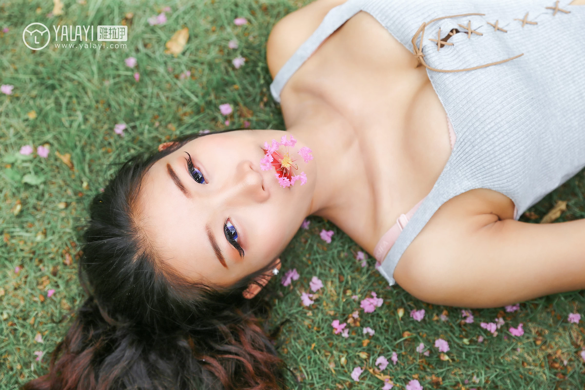 [YALAYI雅拉伊]NO.026 花儿少女 兔洱 白色背心加牛仔热裤性感私房写真集第4张