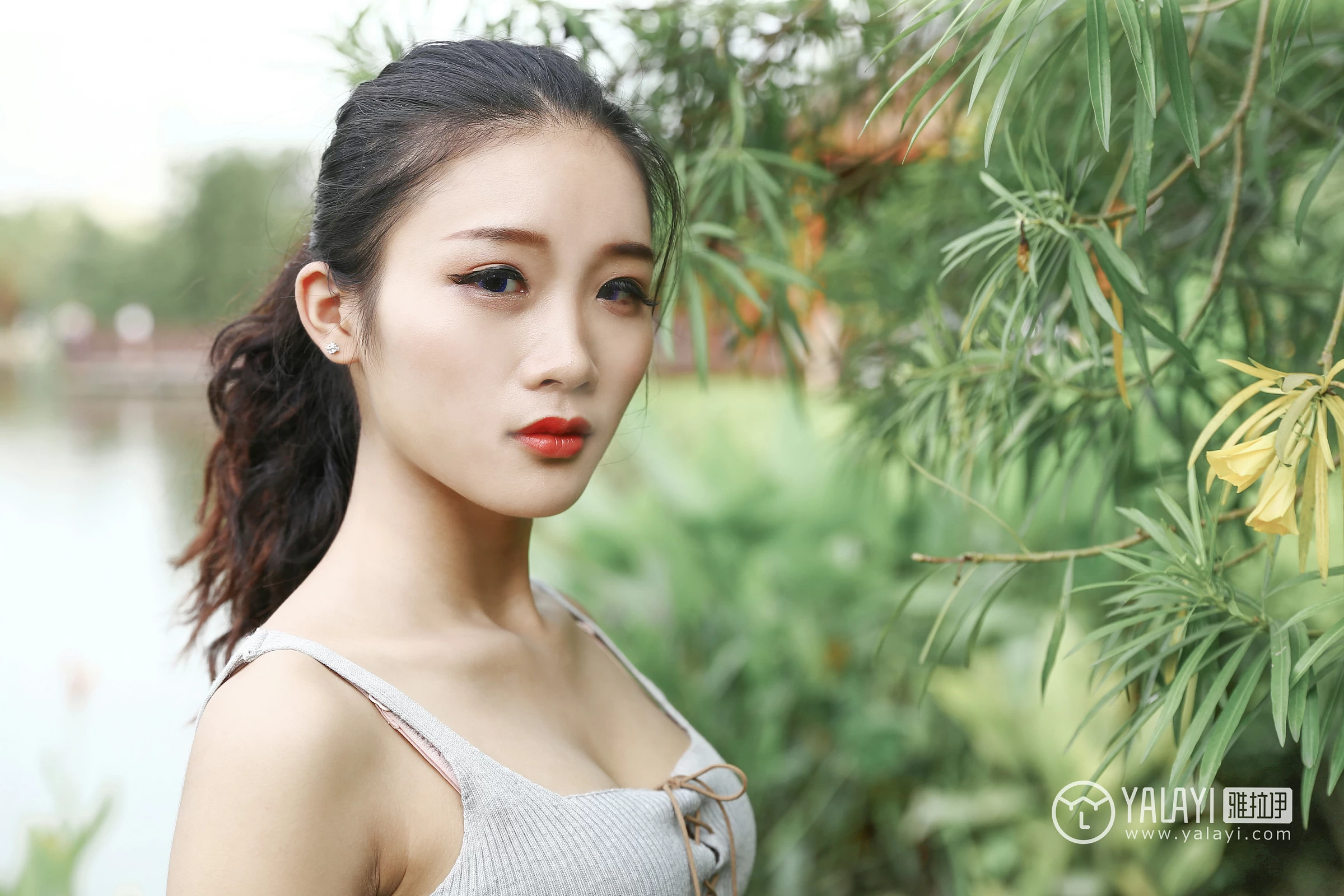 [YALAYI雅拉伊]NO.026 花儿少女 兔洱 白色背心加牛仔热裤性感私房写真集第10张