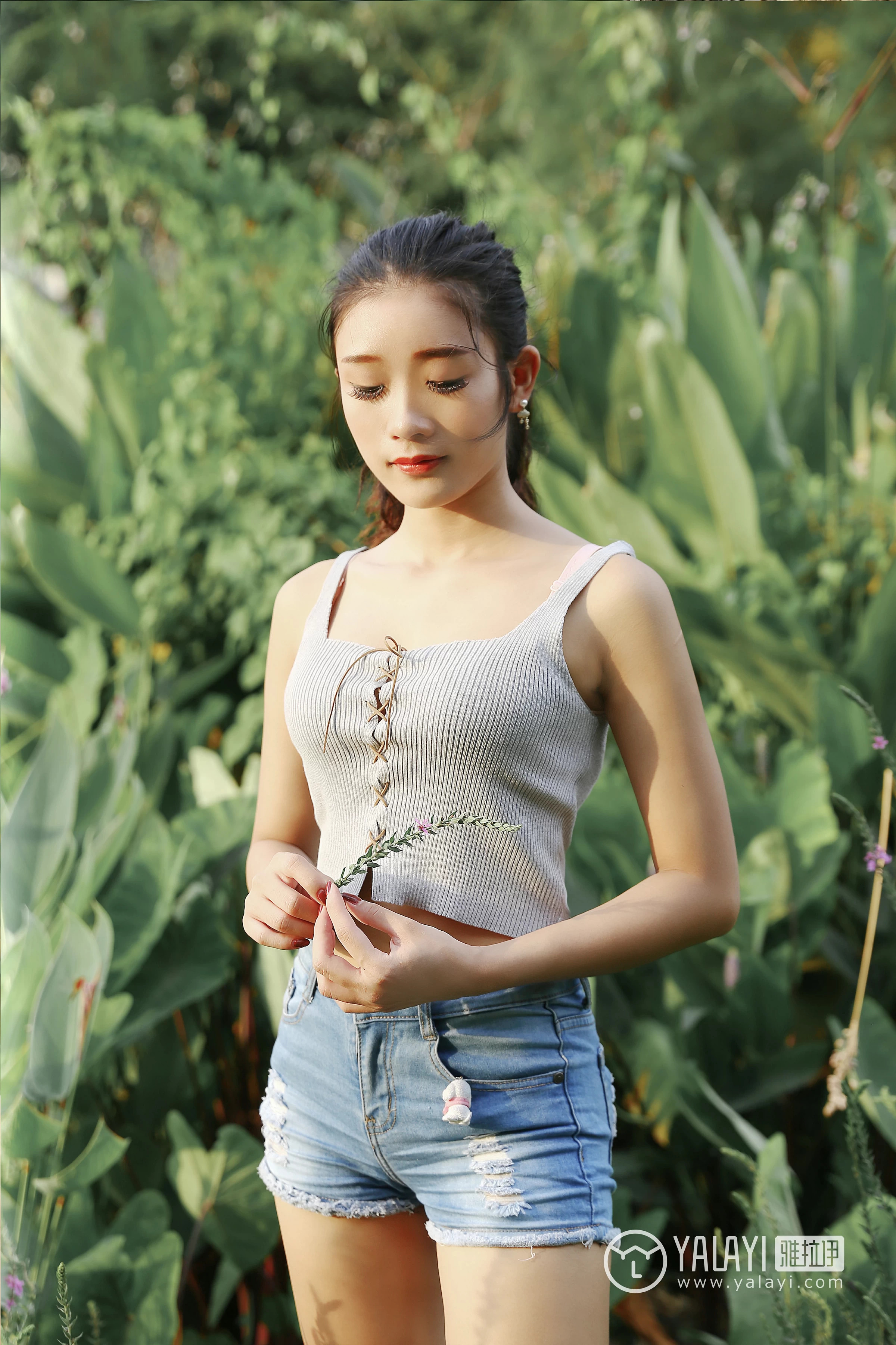 [YALAYI雅拉伊]NO.026 花儿少女 兔洱 白色背心加牛仔热裤性感私房写真集第12张