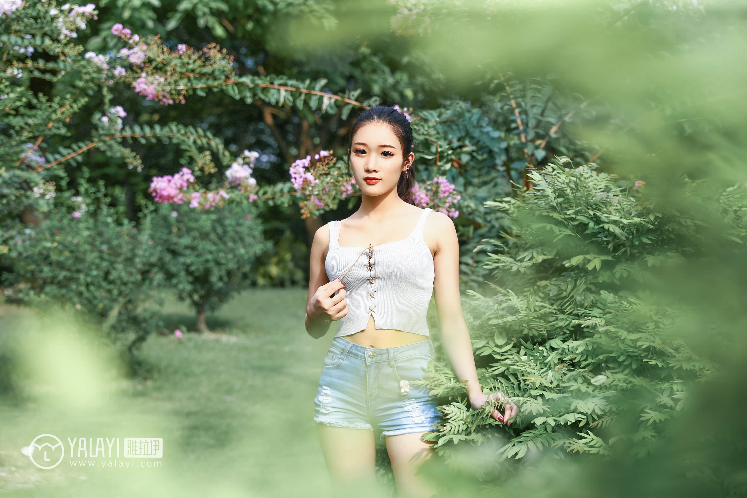 [YALAYI雅拉伊]NO.026 花儿少女 兔洱 白色背心加牛仔热裤性感私房写真集第13张