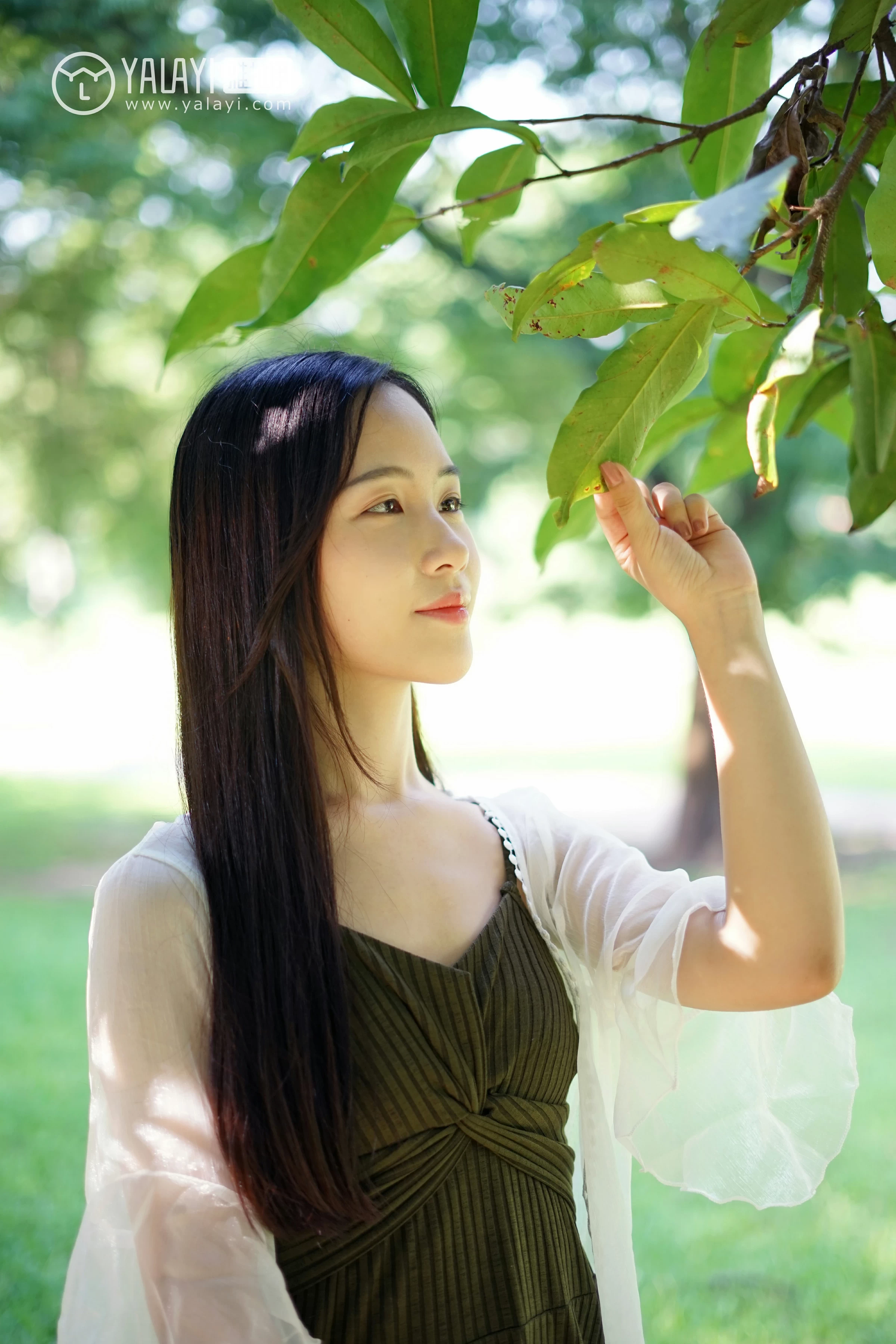 [YALAYI雅拉伊]NO.027 校园邂逅 卡柔 白色短袖加灰色短裙与吊带连衣裙性感私房写真集第10张