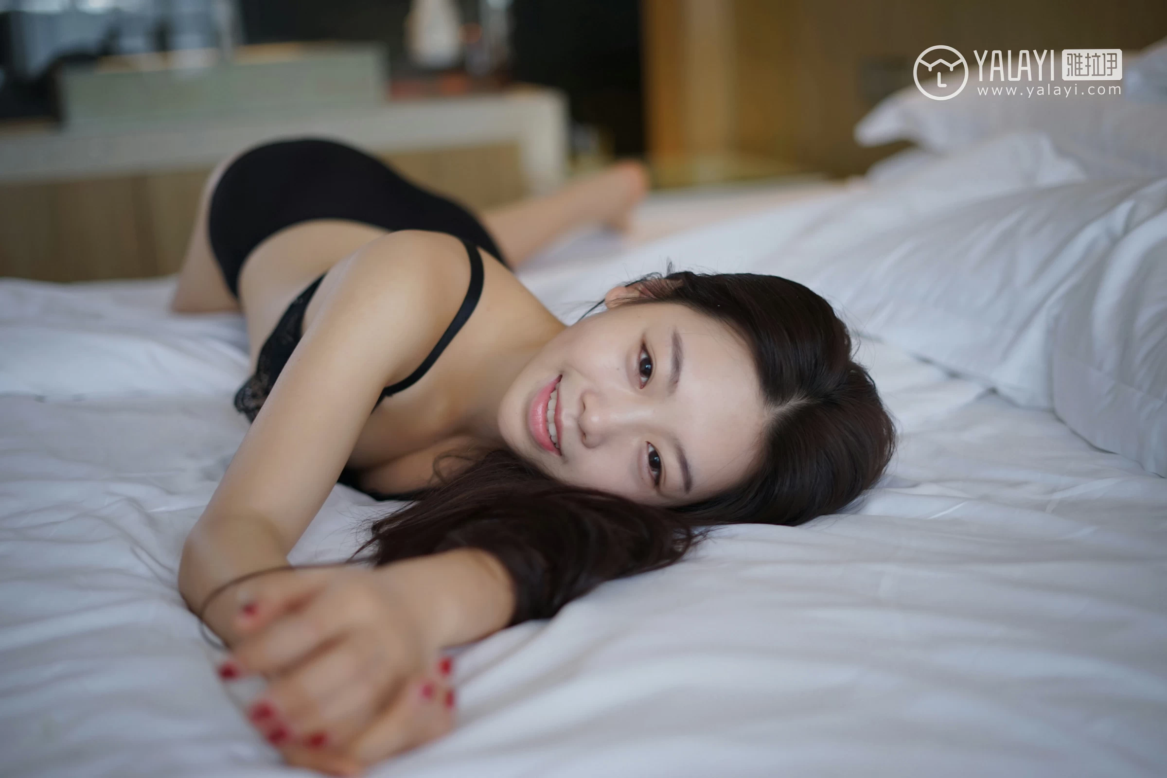 [YALAYI雅拉伊]NO.018 水嫩红颜 严冰冰 黑色透视连衣裙加黑色蕾丝内衣性感私房写真集第8张