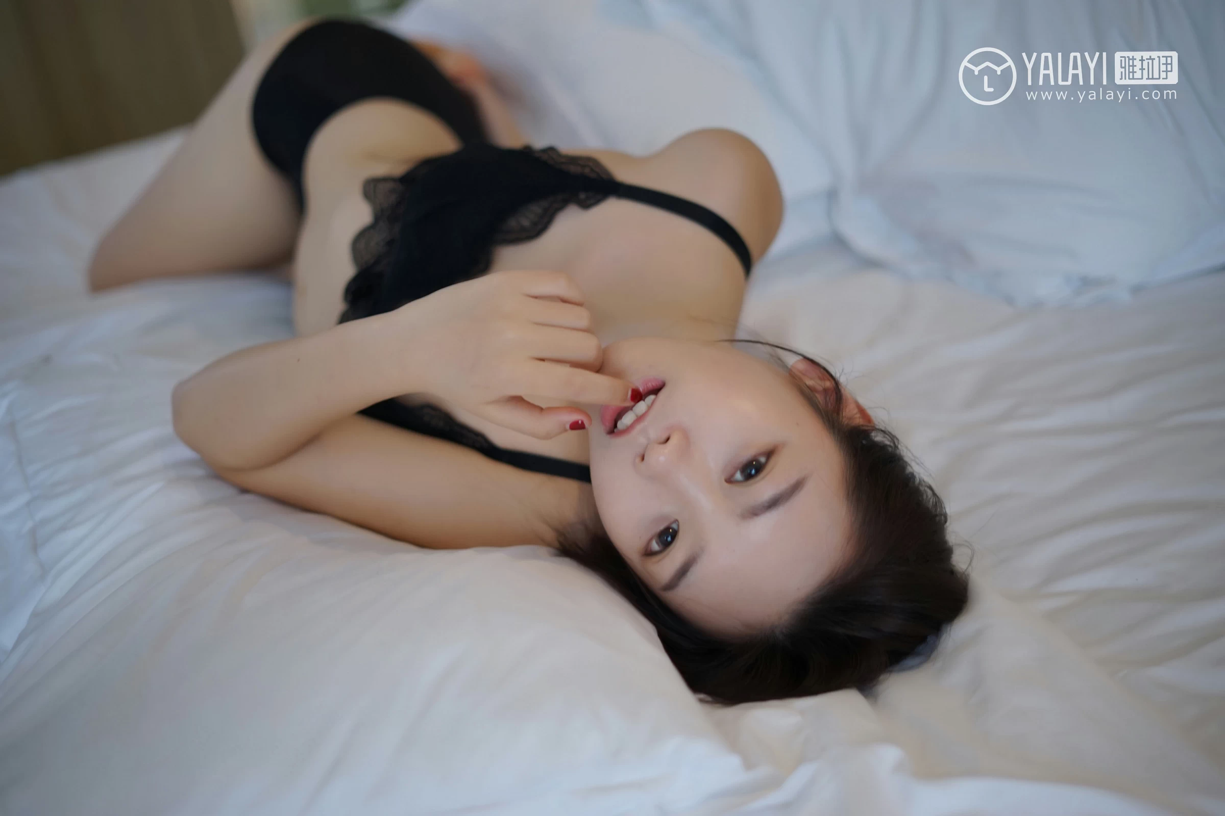 [YALAYI雅拉伊]NO.018 水嫩红颜 严冰冰 黑色透视连衣裙加黑色蕾丝内衣性感私房写真集第14张