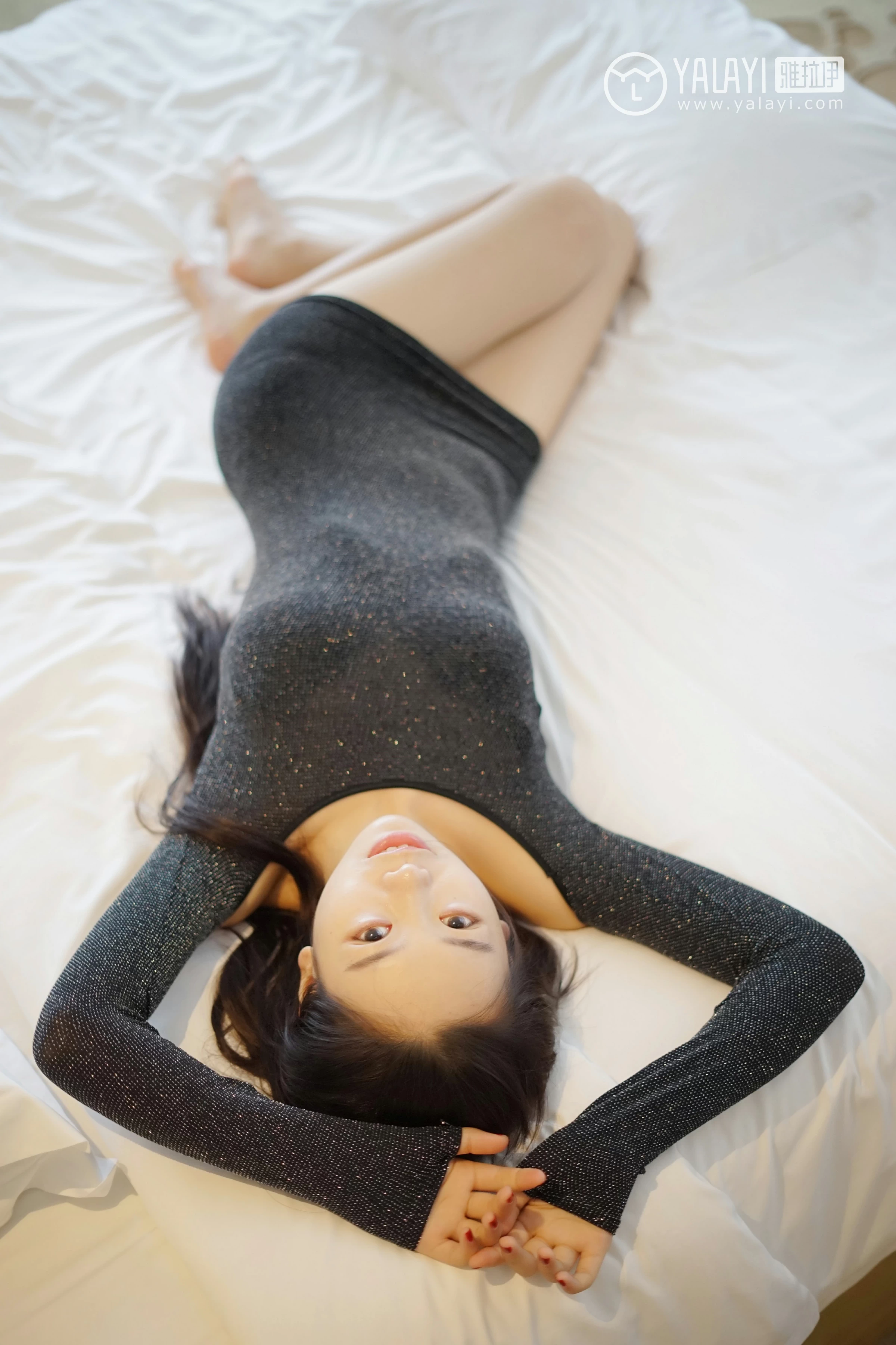 [YALAYI雅拉伊]NO.019 滚床单的诱惑 严冰冰 黑色紧身抹胸连衣裙性感私房写真集第10张