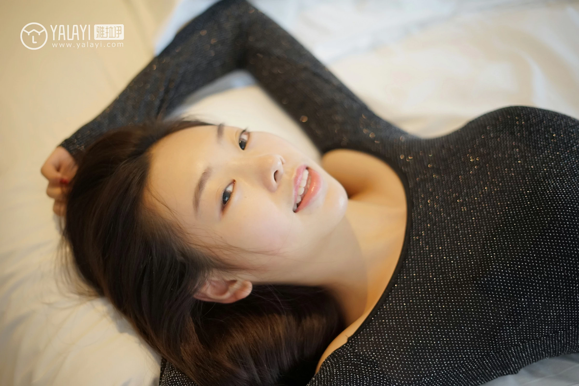 [YALAYI雅拉伊]NO.019 滚床单的诱惑 严冰冰 黑色紧身抹胸连衣裙性感私房写真集第11张
