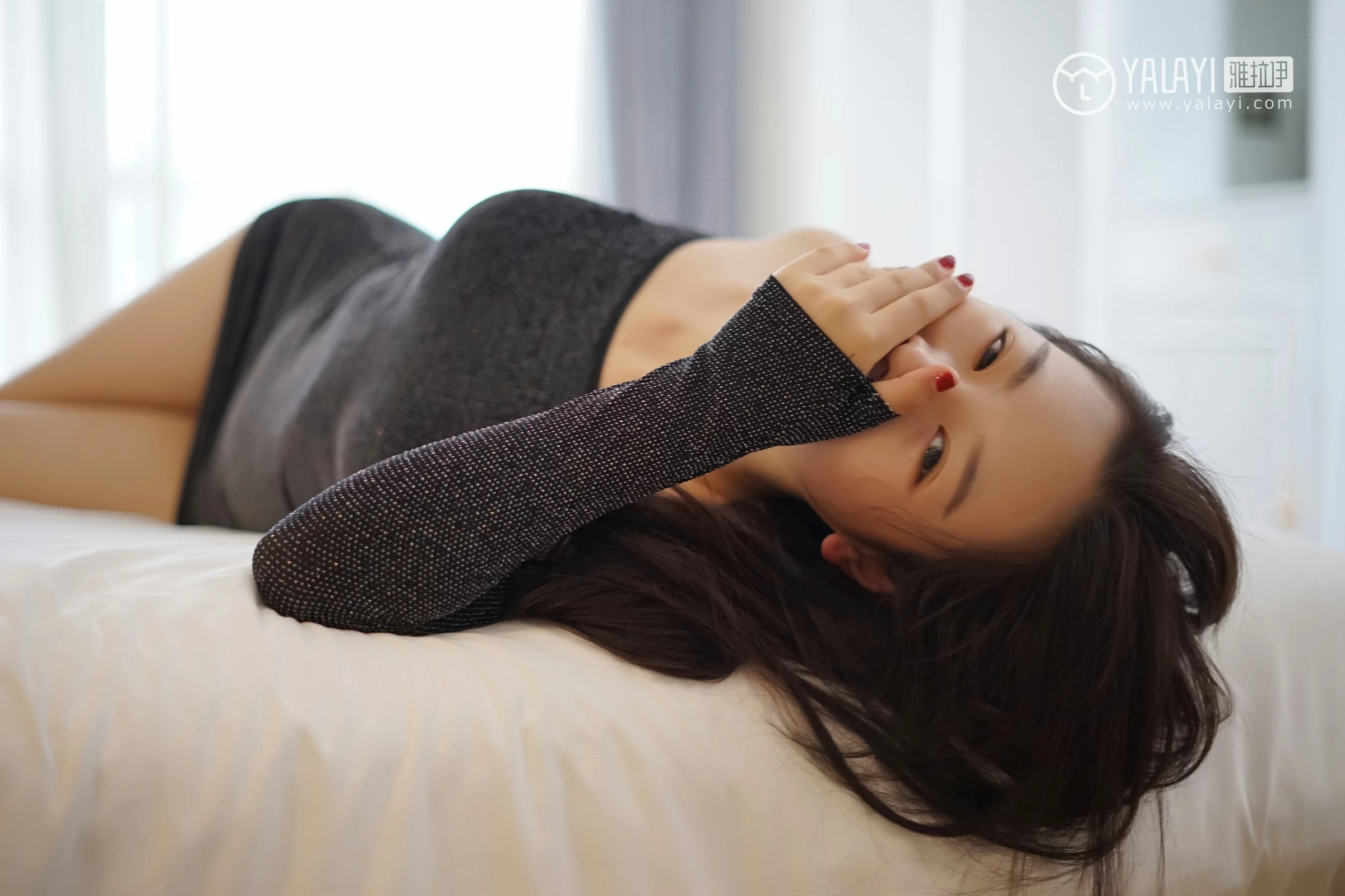 [YALAYI雅拉伊]NO.019 滚床单的诱惑 严冰冰 黑色紧身抹胸连衣裙性感私房写真集第14张