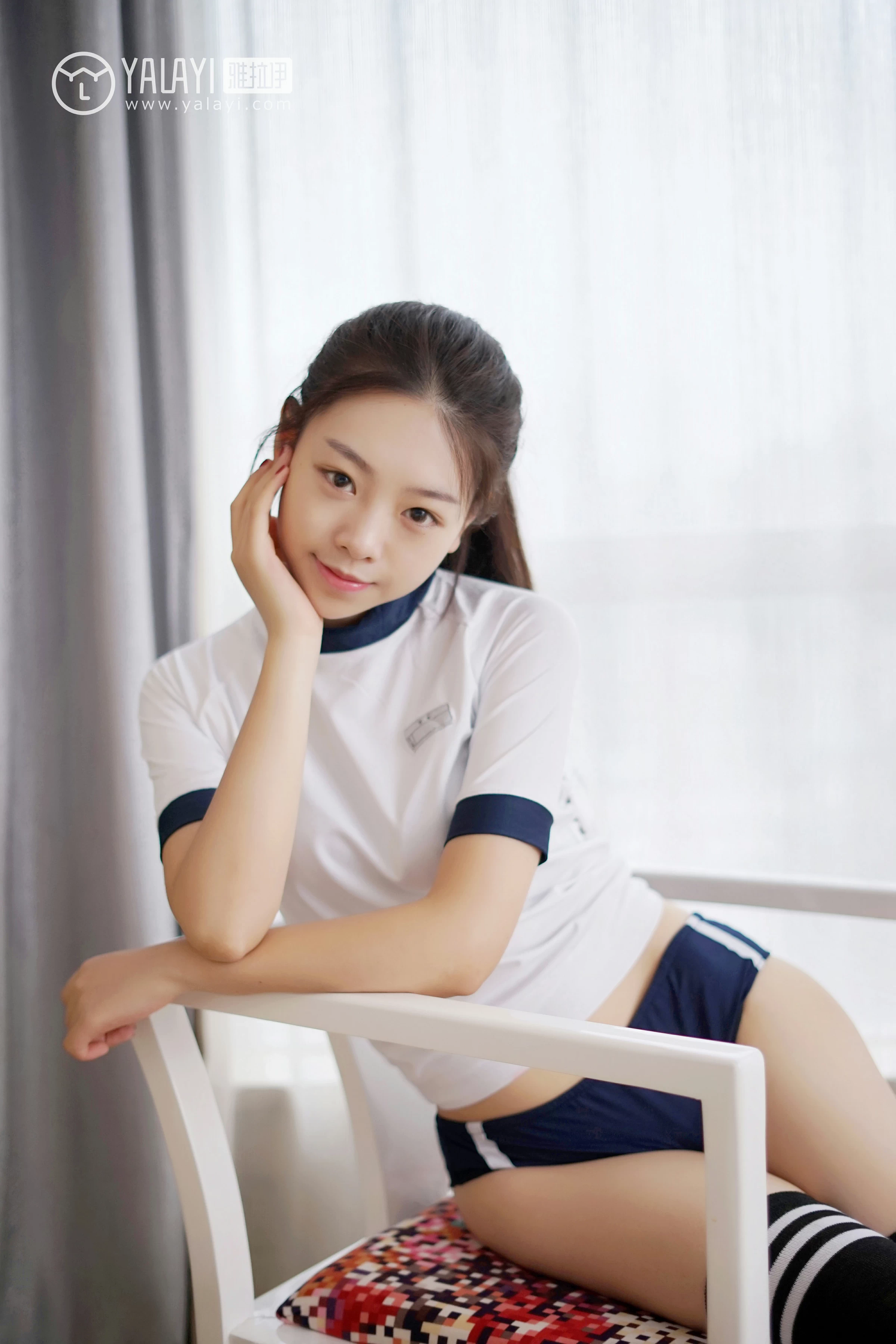 [YALAYI雅拉伊]NO.020 清纯学妹 严冰冰 白色紧身短袖与黑色安全裤加黑色丝袜美腿性感私房写真集第2张