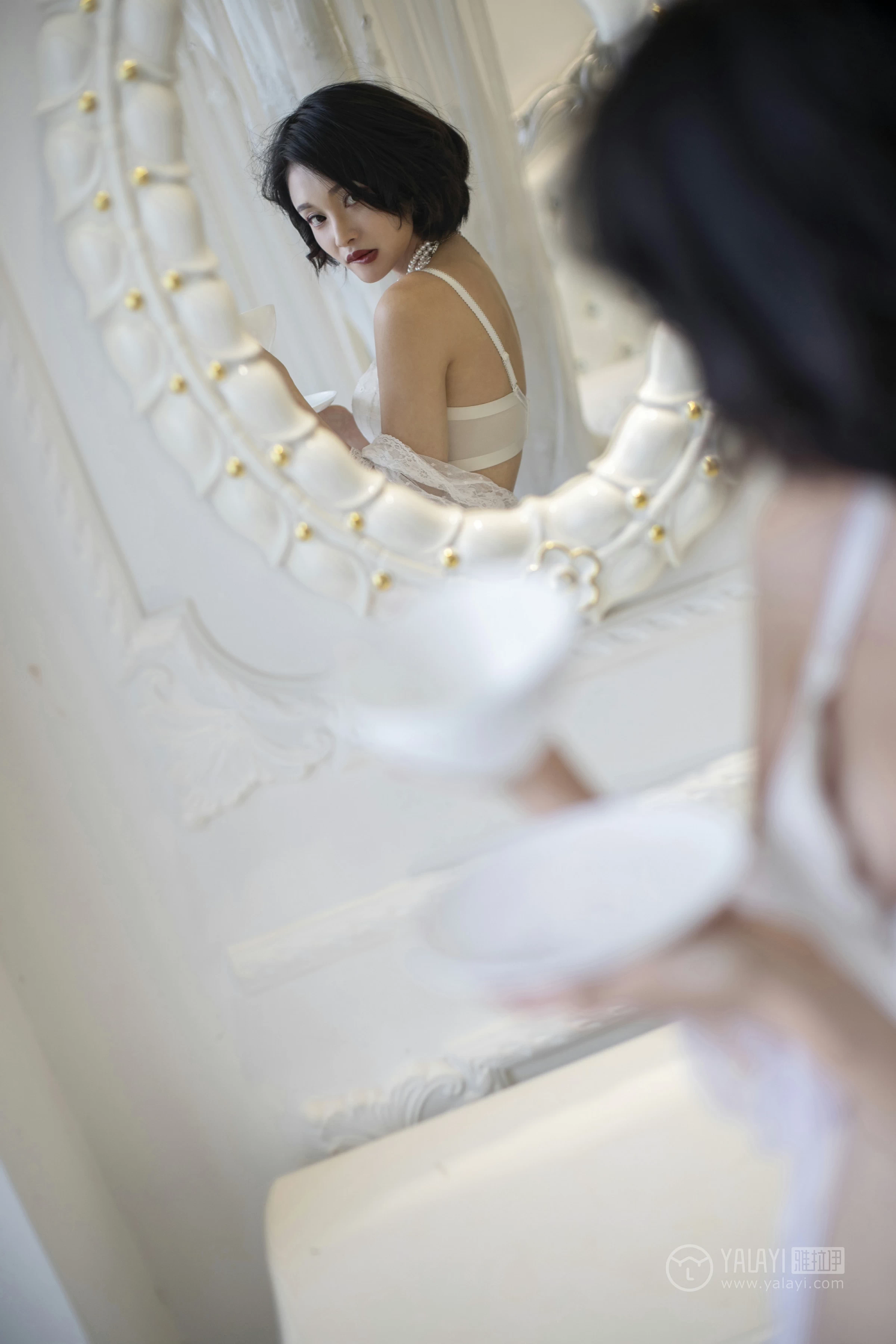 [YALAYI雅拉伊]No.187 盼兮 王艺颖 透视镂空睡衣与白色蕾丝内衣加白色情趣渔网袜性感私房写真集第3张