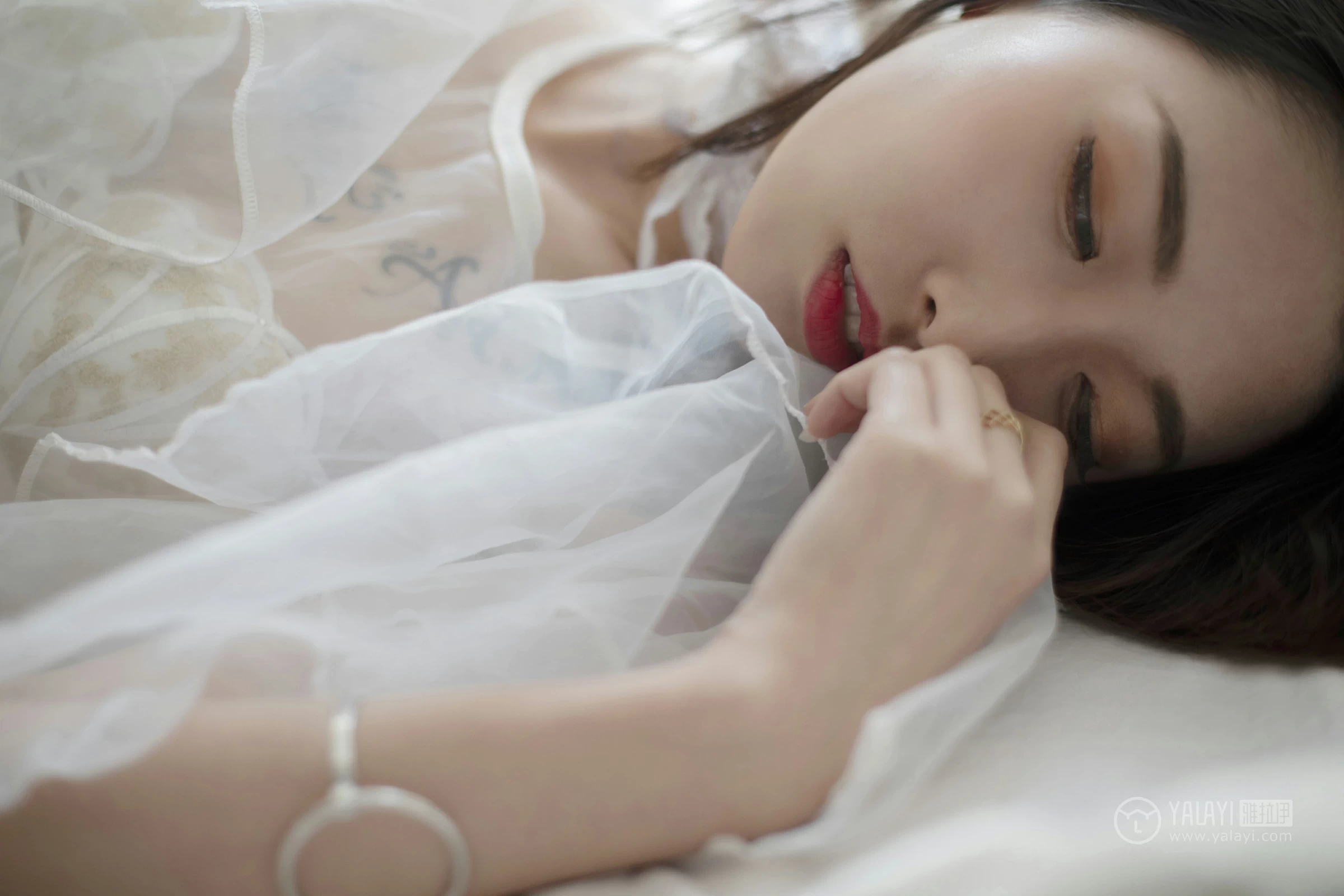 [YALAYI雅拉伊]No.188 蕾丝浅笑 佳佳 白色情趣透视纱裙加白色蕾丝内衣性感私房写真集第4张