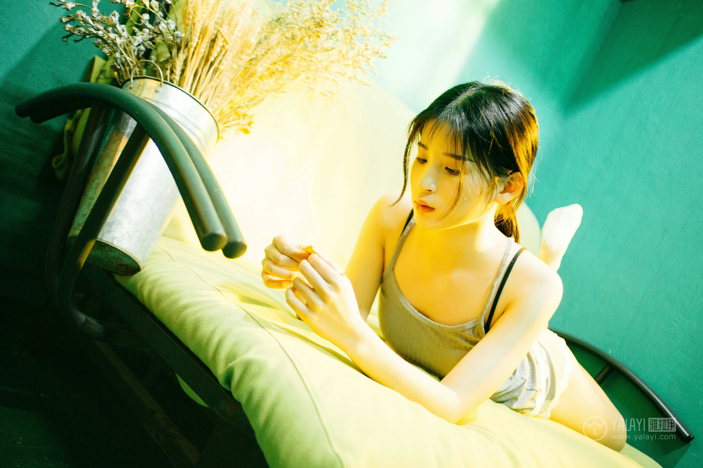 [YALAYI雅拉伊]No.198 重庆森林 阿惜 灰色吊带小背心加安全短裤性感私房写真集第3张