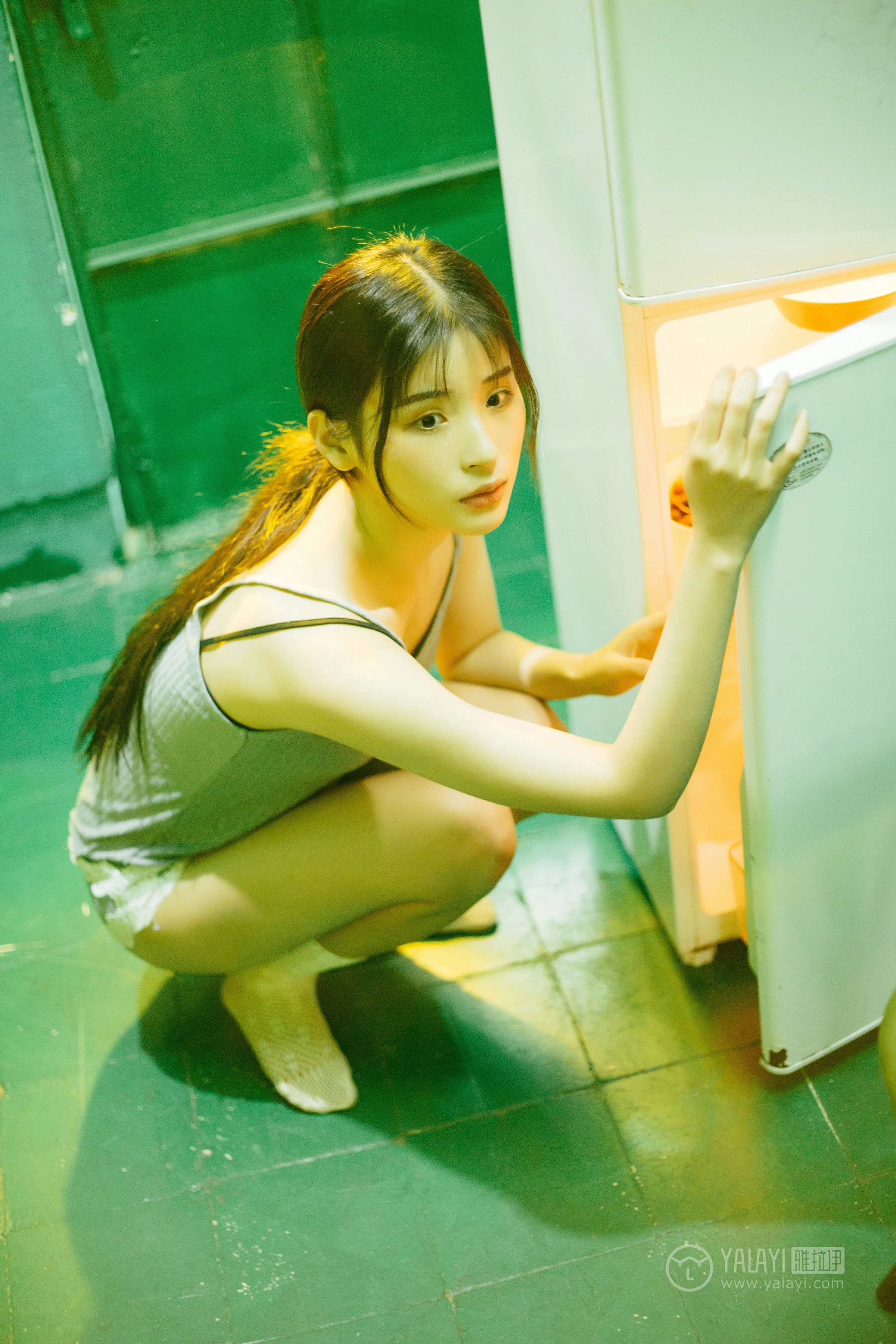 [YALAYI雅拉伊]No.198 重庆森林 阿惜 灰色吊带小背心加安全短裤性感私房写真集第4张