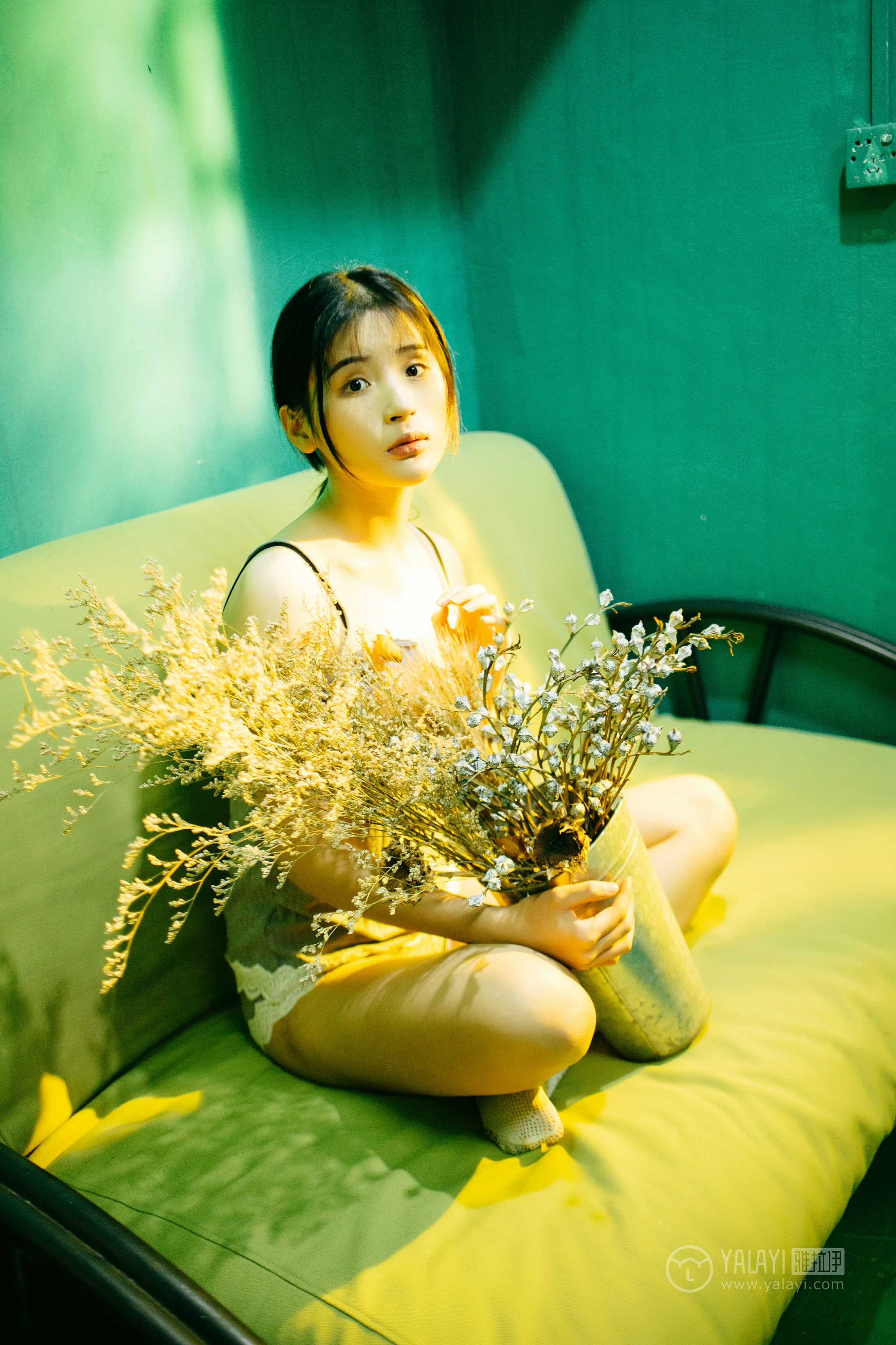 [YALAYI雅拉伊]No.198 重庆森林 阿惜 灰色吊带小背心加安全短裤性感私房写真集第6张