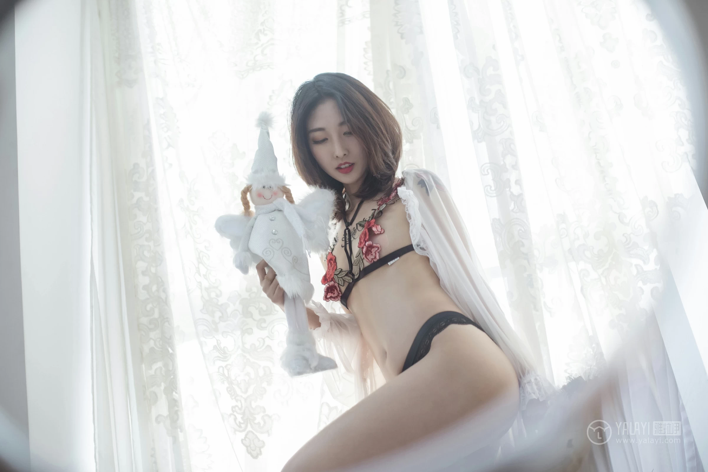 [YALAYI雅拉伊]No.207 田园春梦 佳佳 白色蕾丝睡衣加透视情趣内衣性感私房写真集第9张