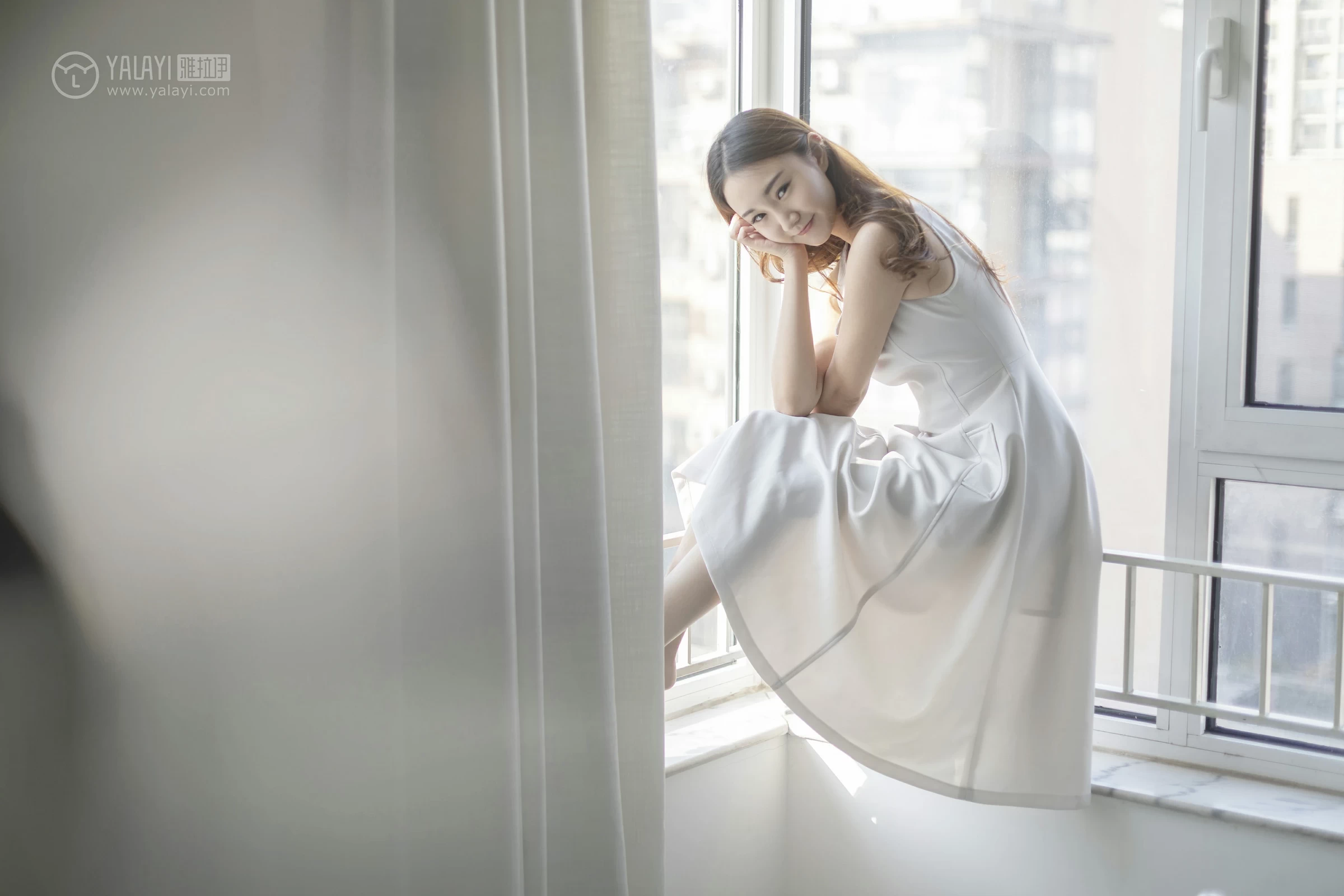 [YALAYI雅拉伊]No.212 白色星期六 丁煊彤 白色连身礼裙性感私房写真集第4张