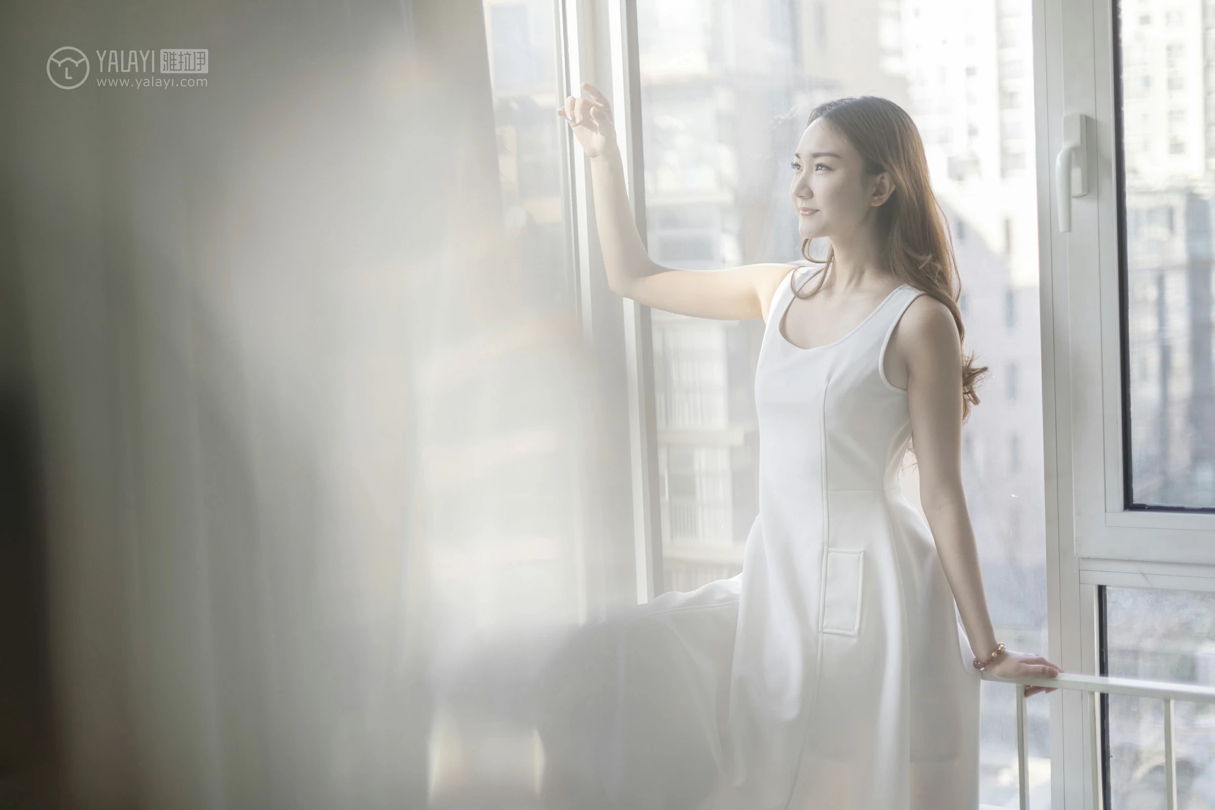 [YALAYI雅拉伊]No.212 白色星期六 丁煊彤 白色连身礼裙性感私房写真集第3张