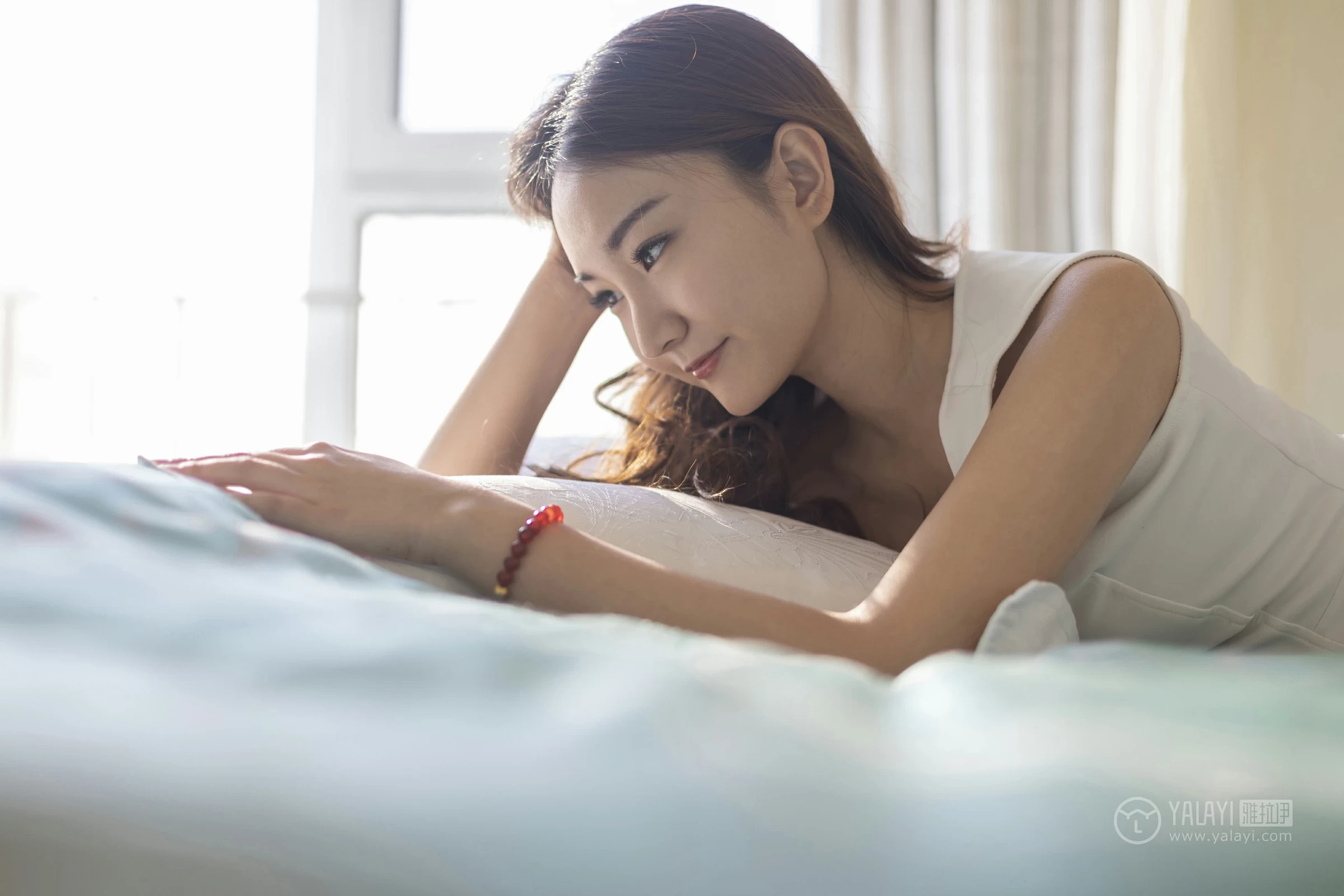 [YALAYI雅拉伊]No.212 白色星期六 丁煊彤 白色连身礼裙性感私房写真集第6张