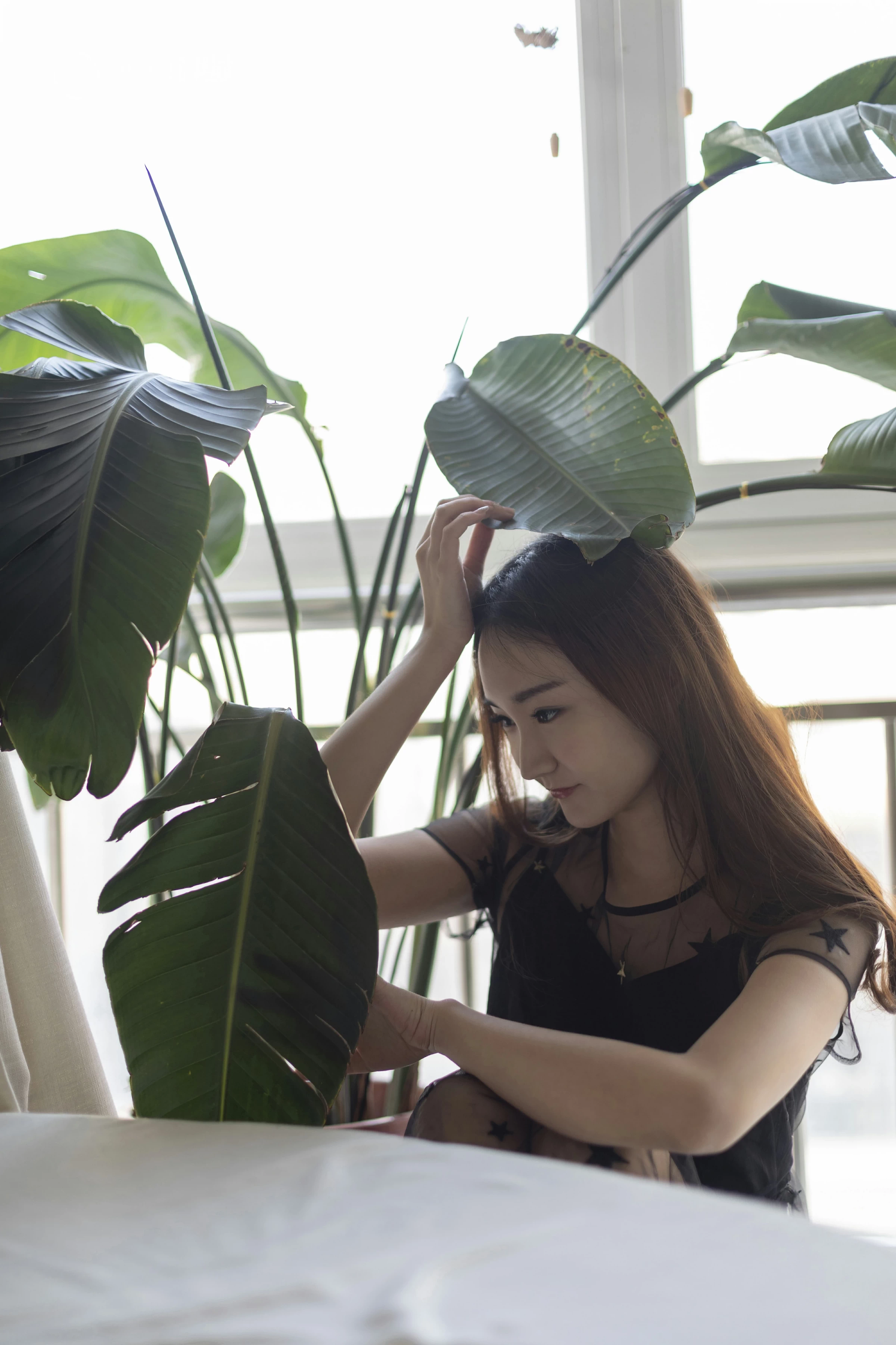 [YALAYI雅拉伊]No.220 等候 丁煊彤 黑色透视吊带连衣裙性感私房写真集第8张