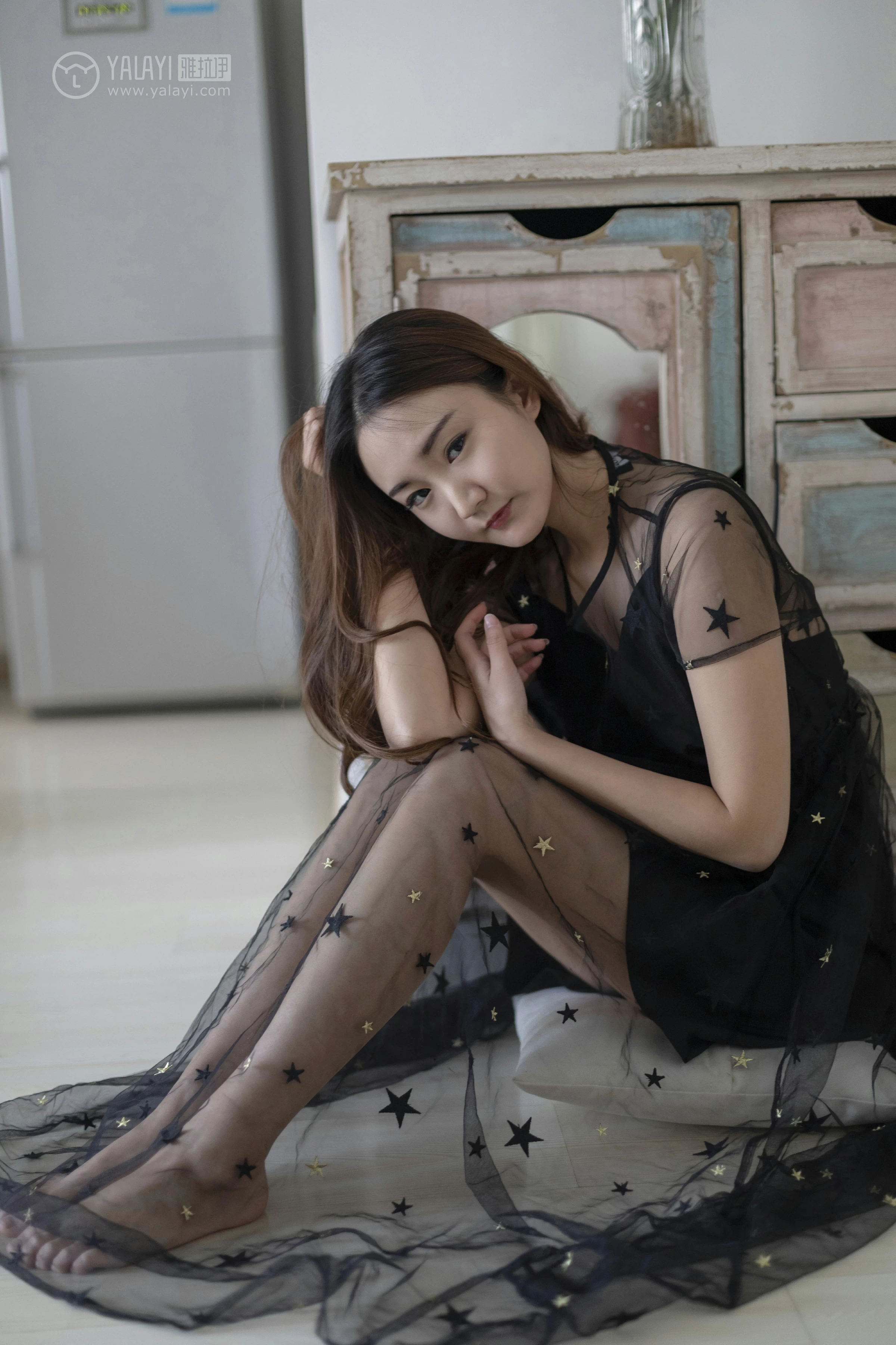 [YALAYI雅拉伊]No.220 等候 丁煊彤 黑色透视吊带连衣裙性感私房写真集第10张