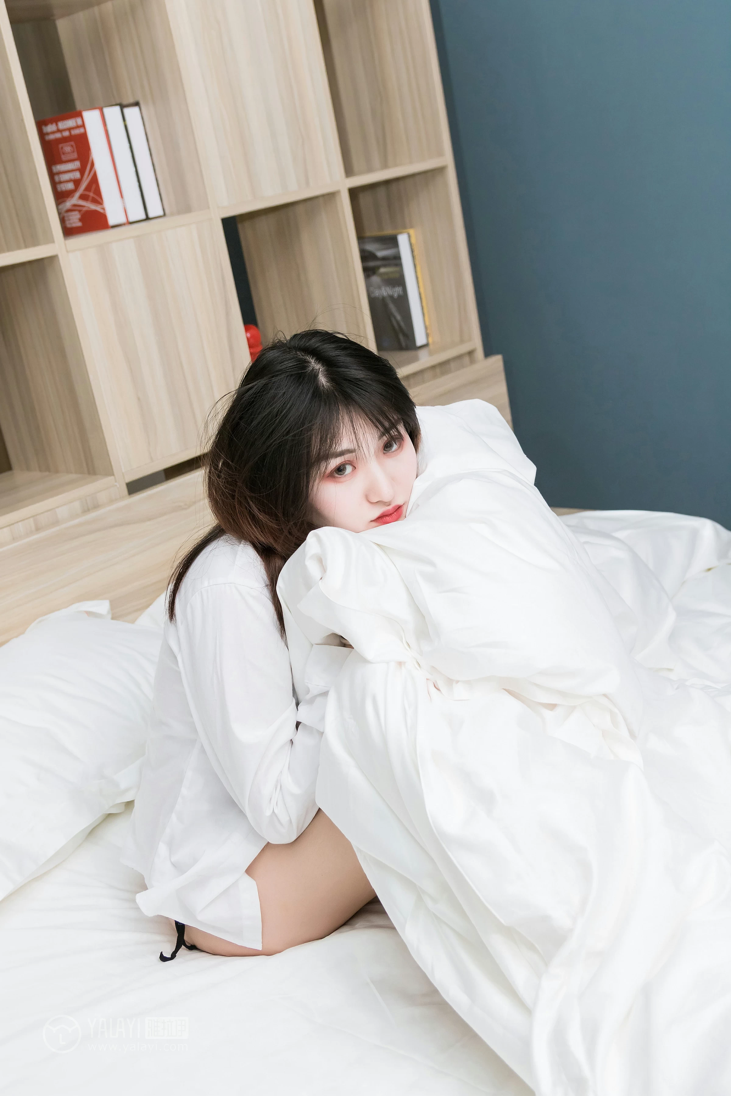 [YALAYI雅拉伊]No.221 极品秘书 娇子 黑色情趣内衣与紧身连衣裙加黑色丝袜美腿性感私房写真集第8张