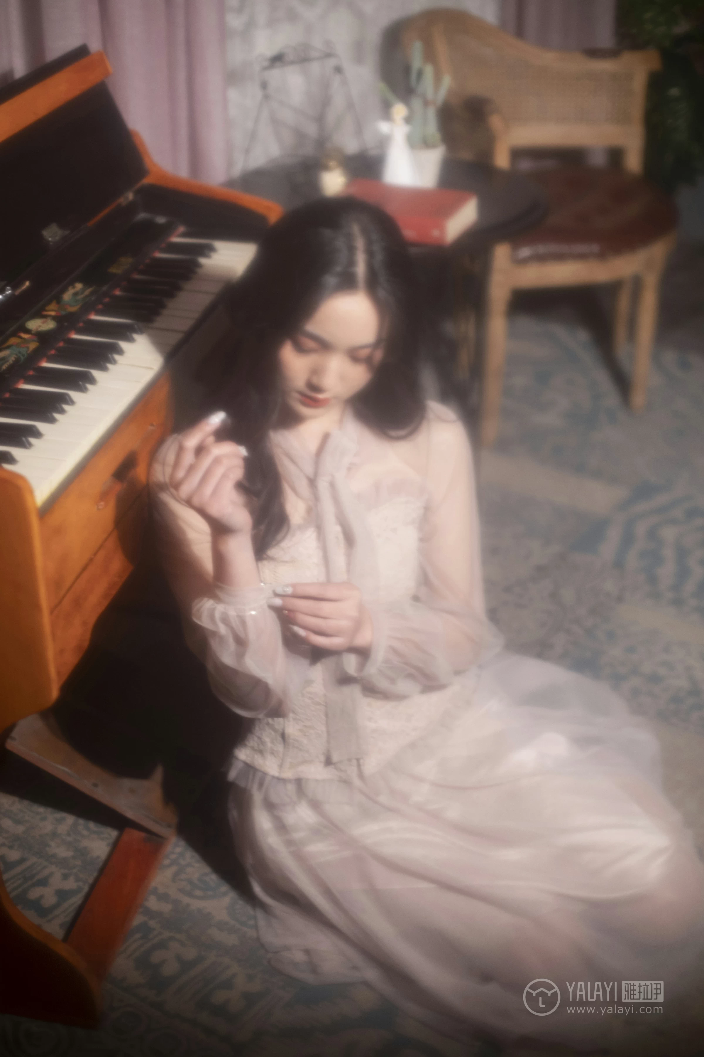 [YALAYI雅拉伊]No.227 蓝月 项兴咏 粉色透视镂空连衣裙性感私房写真集第6张