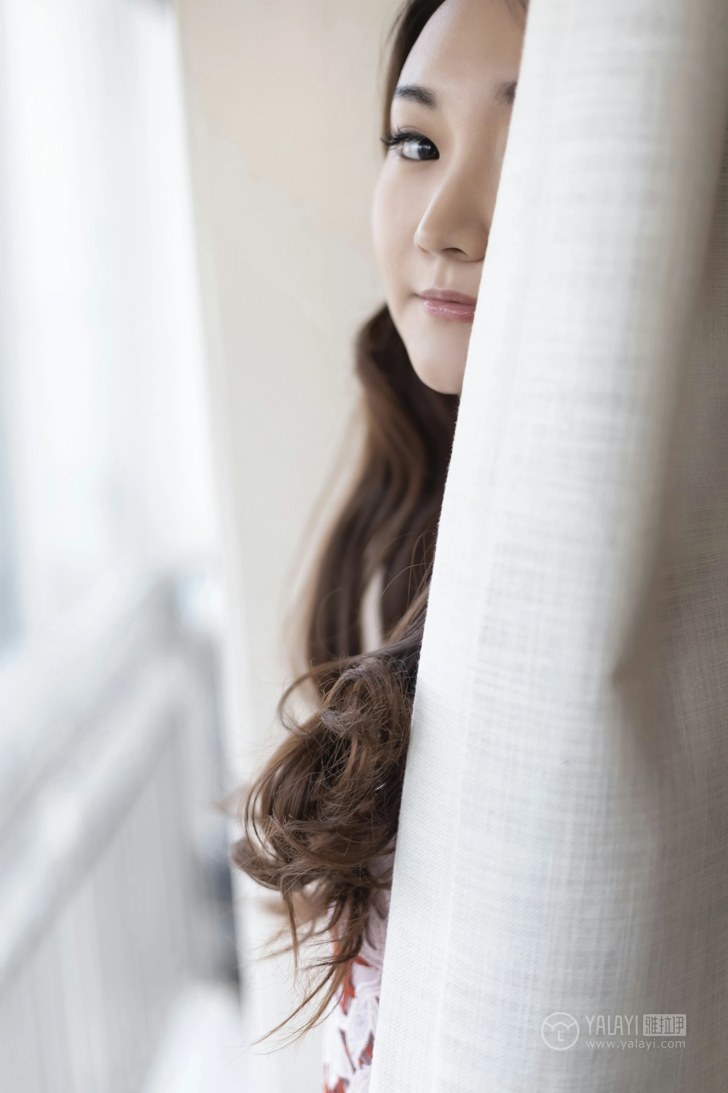 [YALAYI雅拉伊]No.231 《贤妻》 丁煊彤 红色吊带连衣裙居家性感私房写真集第8张