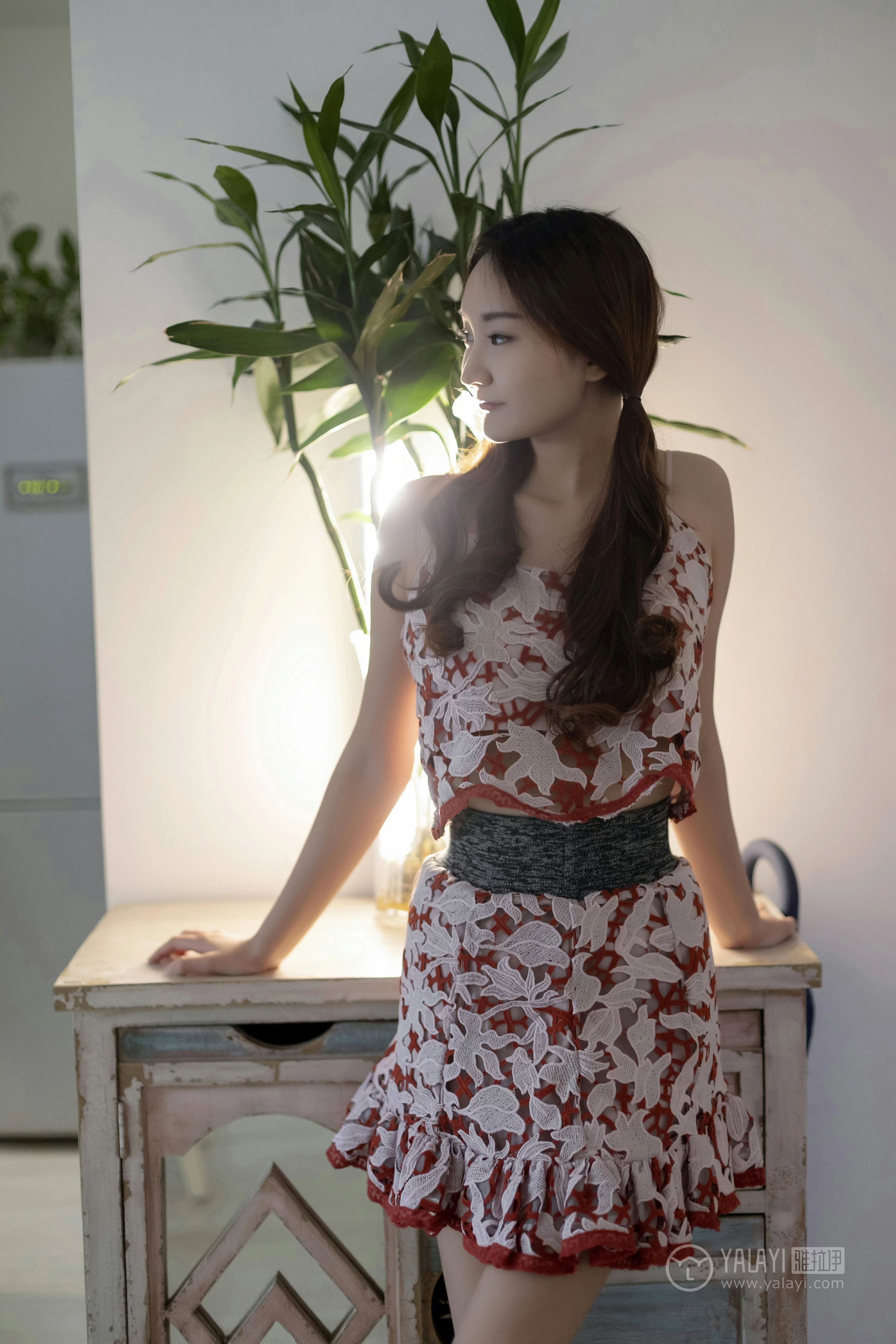 [YALAYI雅拉伊]No.231 《贤妻》 丁煊彤 红色吊带连衣裙居家性感私房写真集第9张