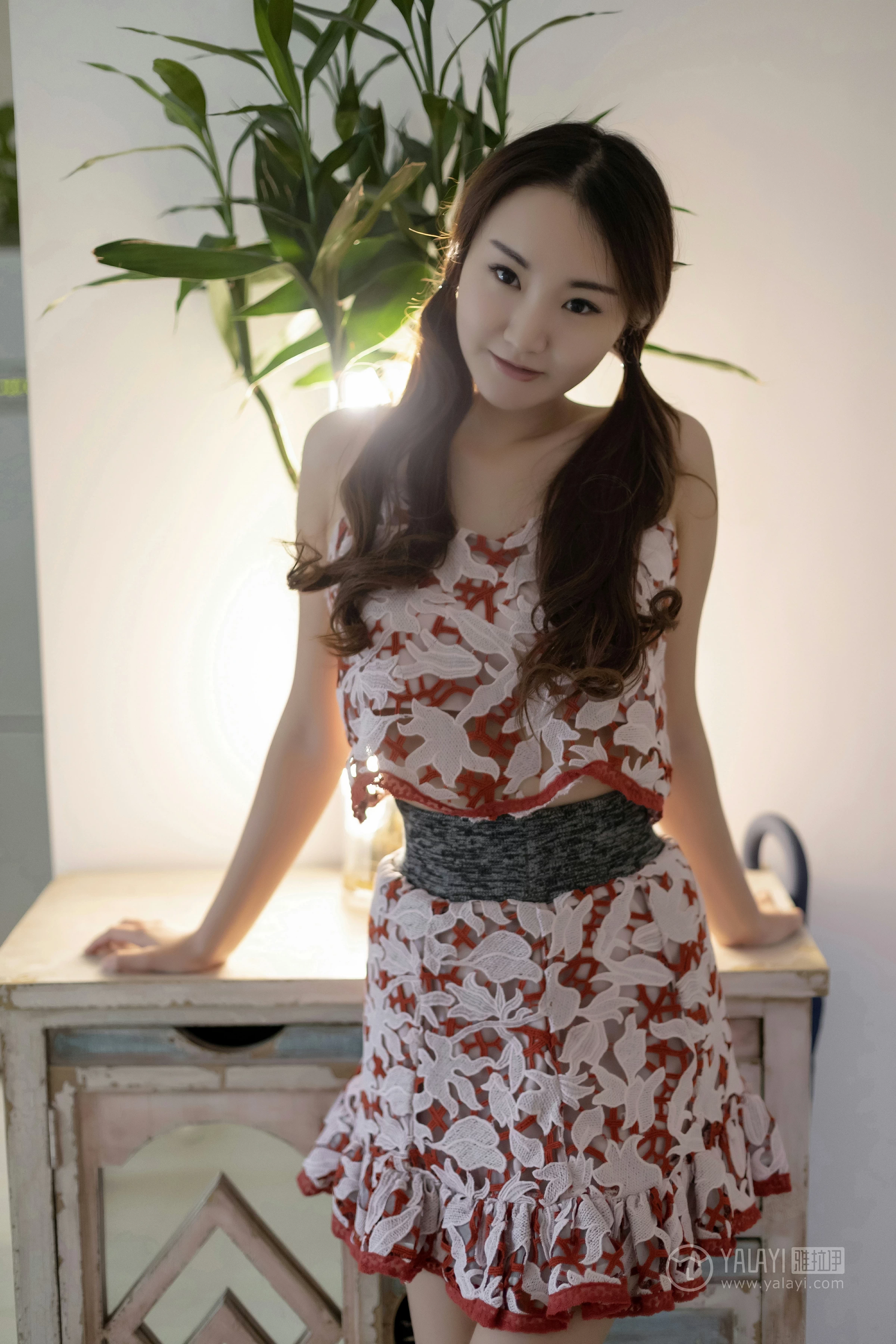 [YALAYI雅拉伊]No.231 《贤妻》 丁煊彤 红色吊带连衣裙居家性感私房写真集第10张