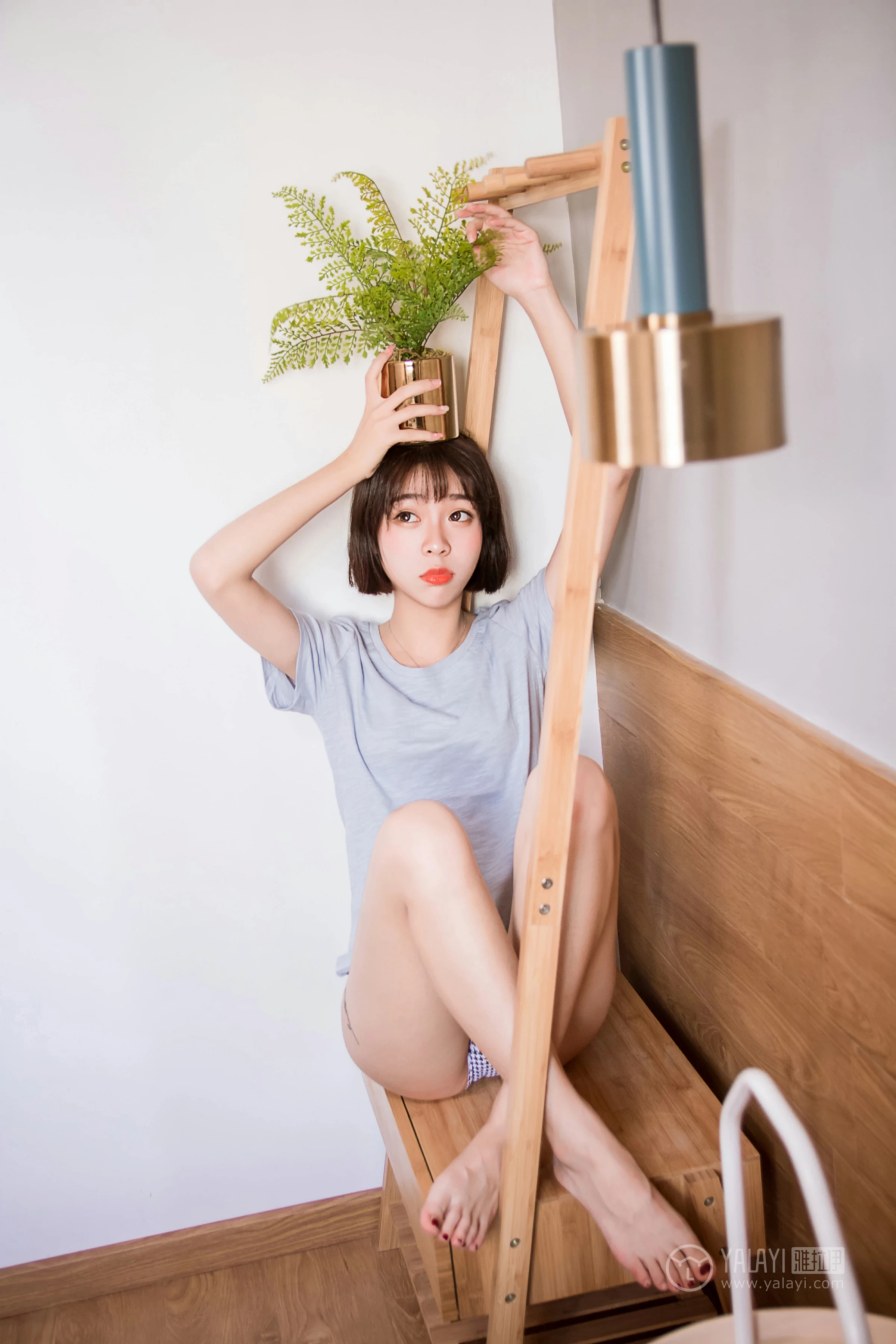 [YALAYI雅拉伊]No.232 《少女的早餐》 小杨 灰色短袖加格子内衣性感私房写真集第7张