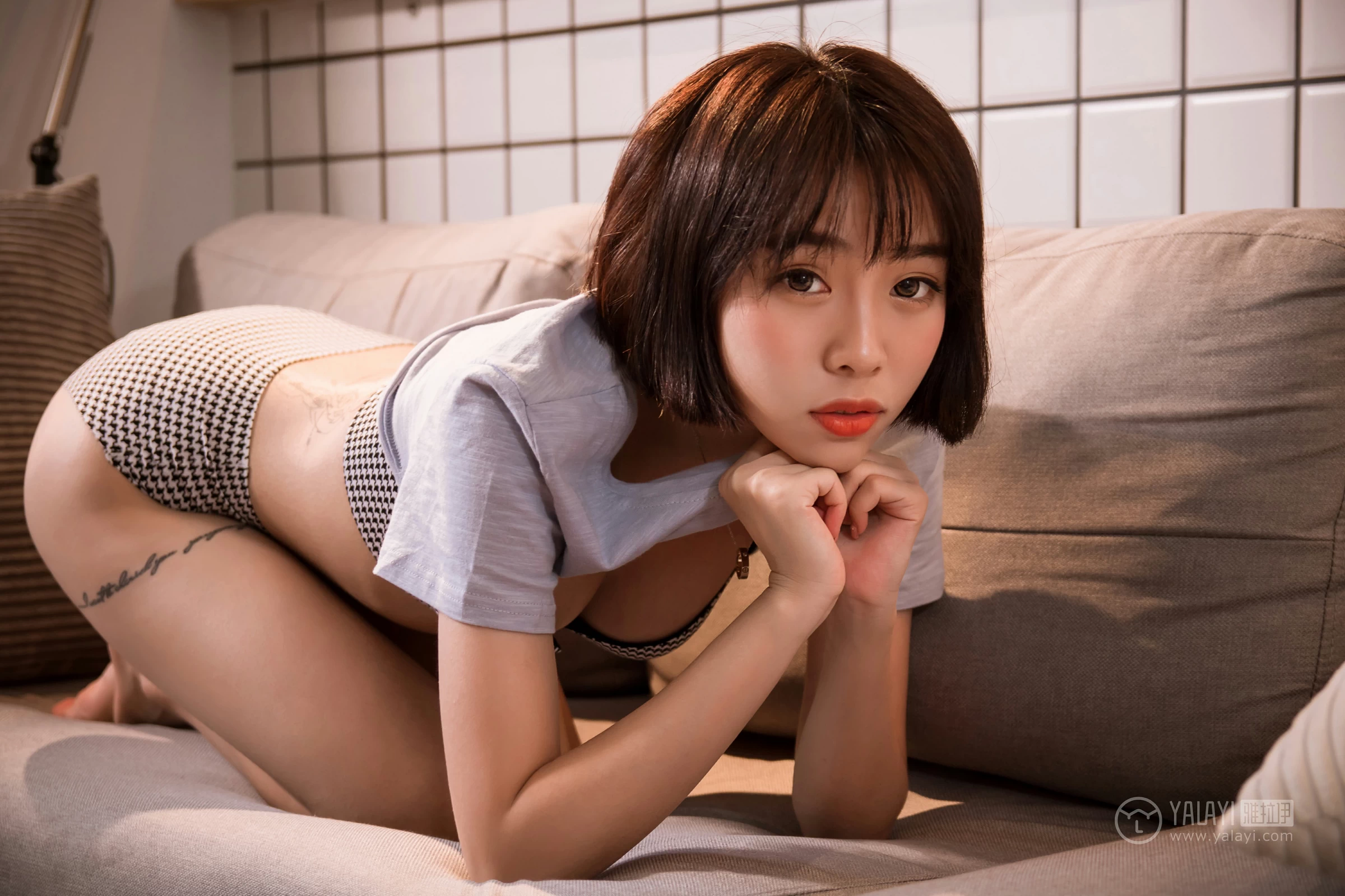 [YALAYI雅拉伊]No.232 《少女的早餐》 小杨 灰色短袖加格子内衣性感私房写真集第11张