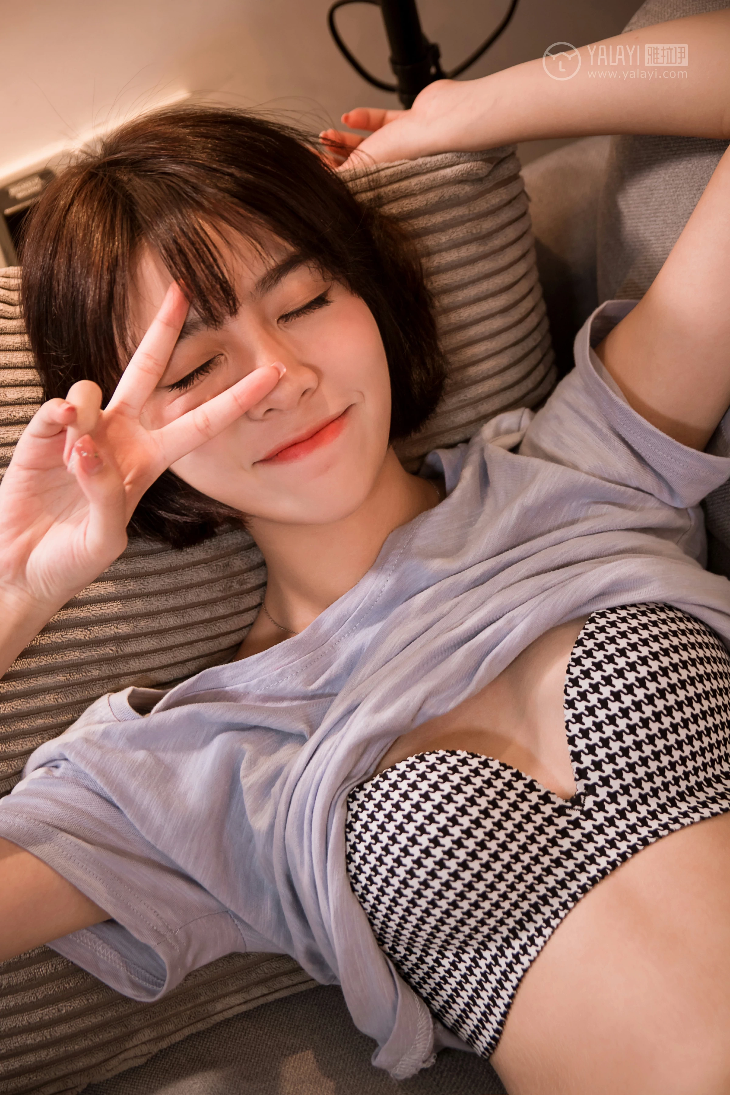 [YALAYI雅拉伊]No.232 《少女的早餐》 小杨 灰色短袖加格子内衣性感私房写真集第12张
