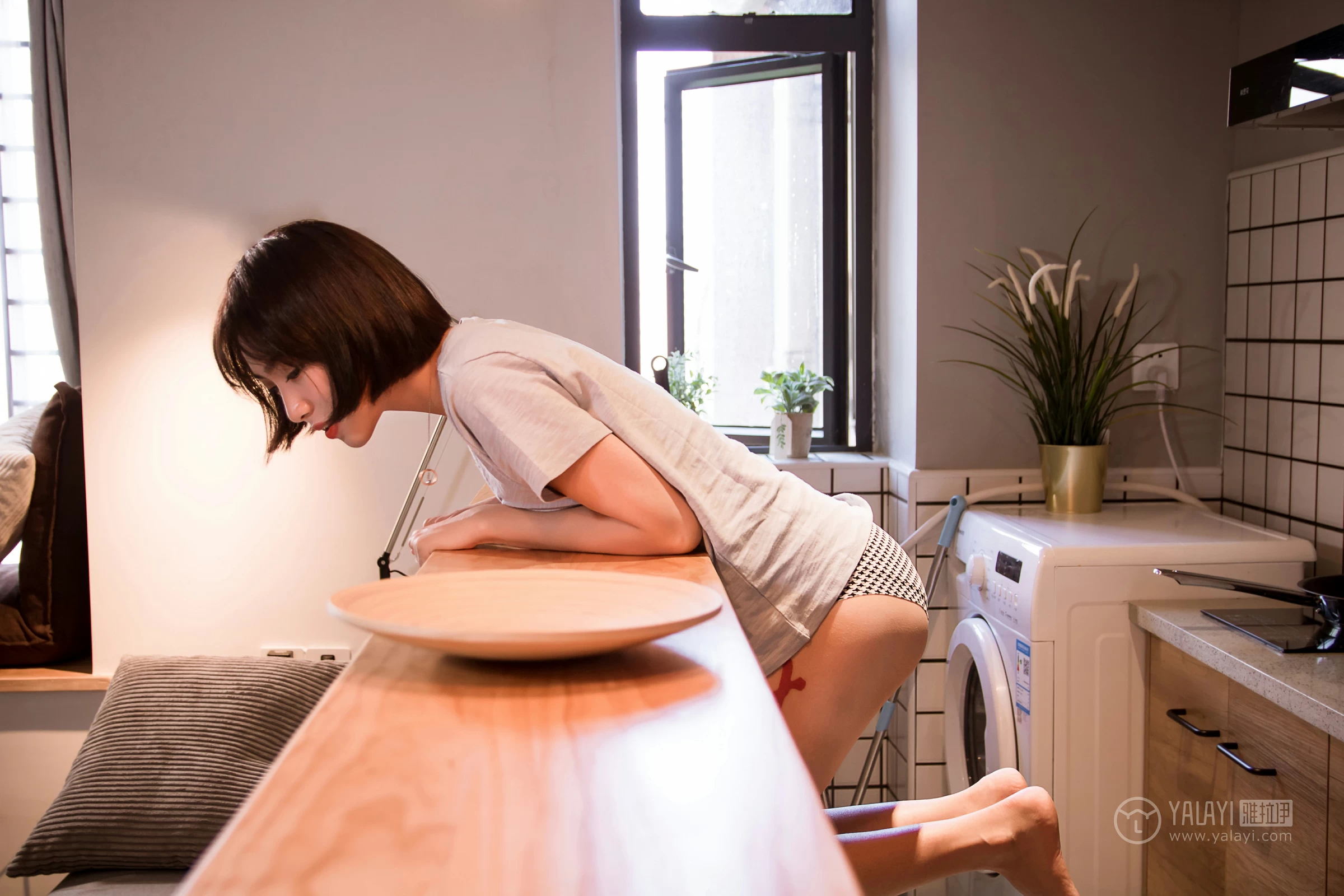 [YALAYI雅拉伊]No.232 《少女的早餐》 小杨 灰色短袖加格子内衣性感私房写真集第14张