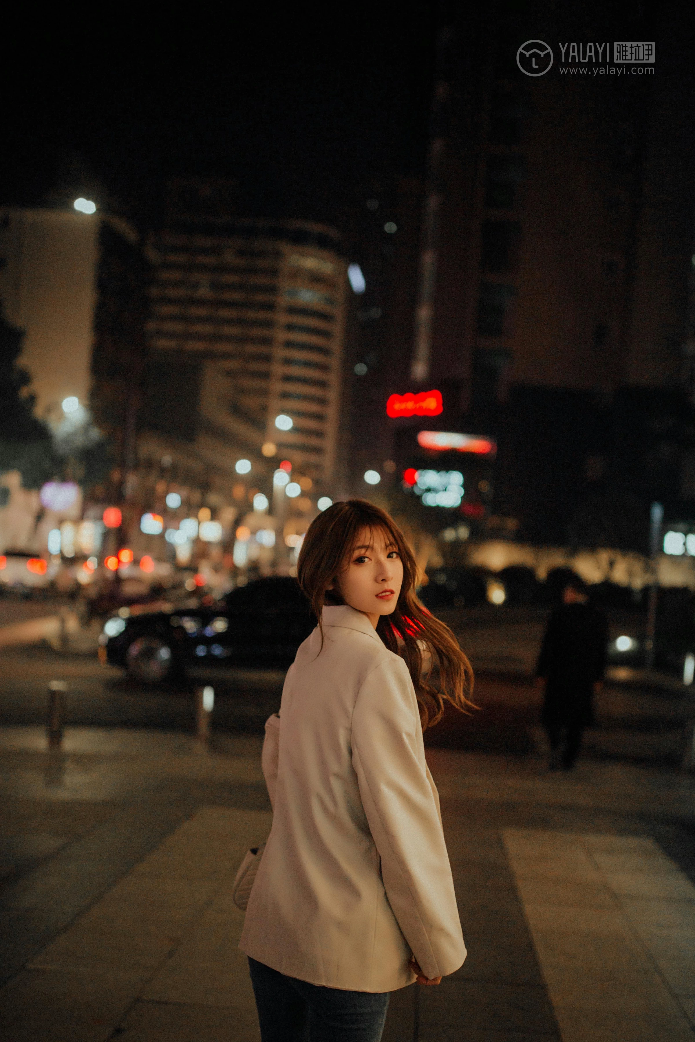 [YALAYI雅拉伊]No.245 无关痛痒 丸糯糯 米色外套与灰色蕾丝内衣加紧身牛仔裙裤性感私房写真集第2张