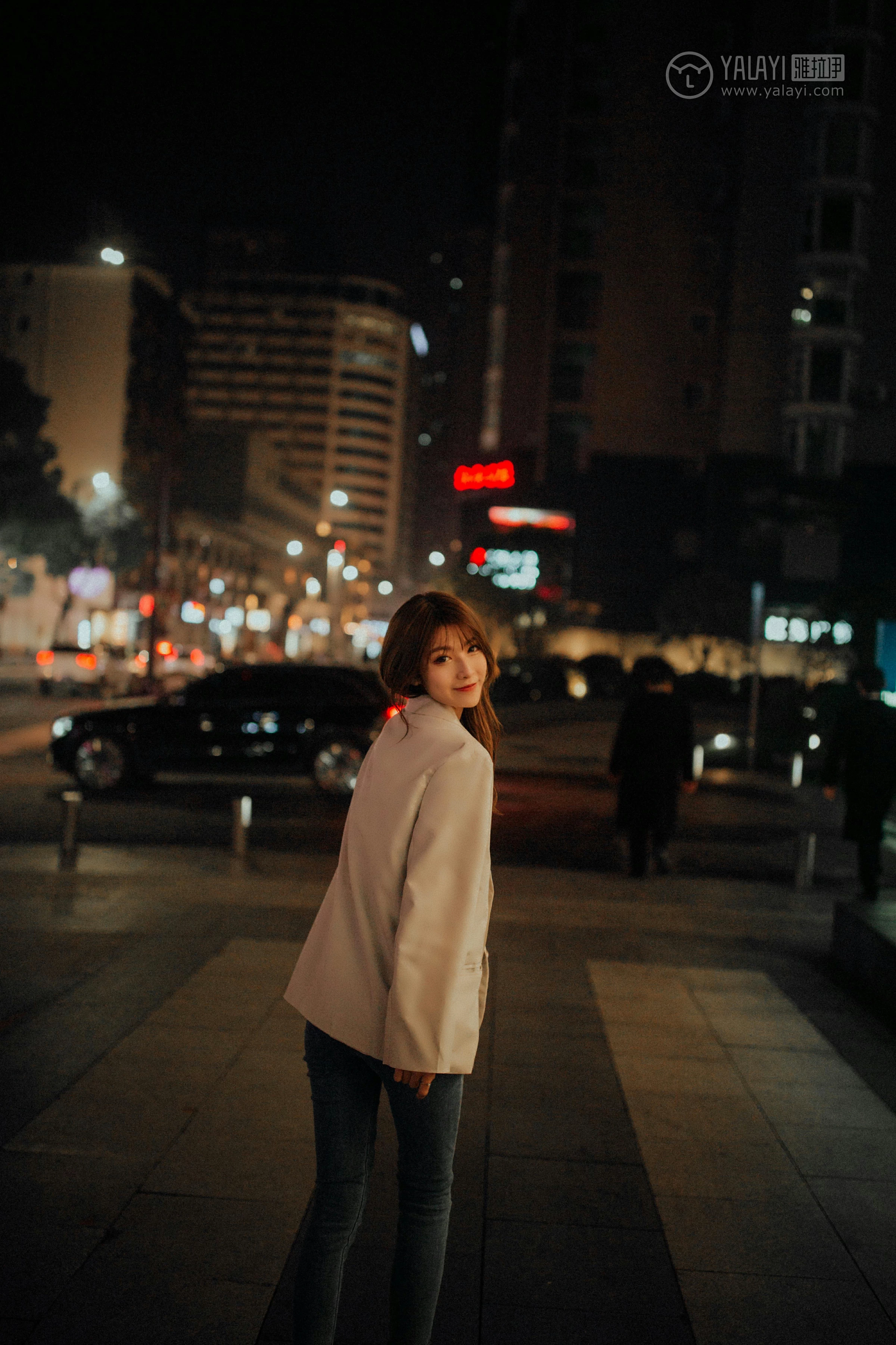 [YALAYI雅拉伊]No.245 无关痛痒 丸糯糯 米色外套与灰色蕾丝内衣加紧身牛仔裙裤性感私房写真集第2张