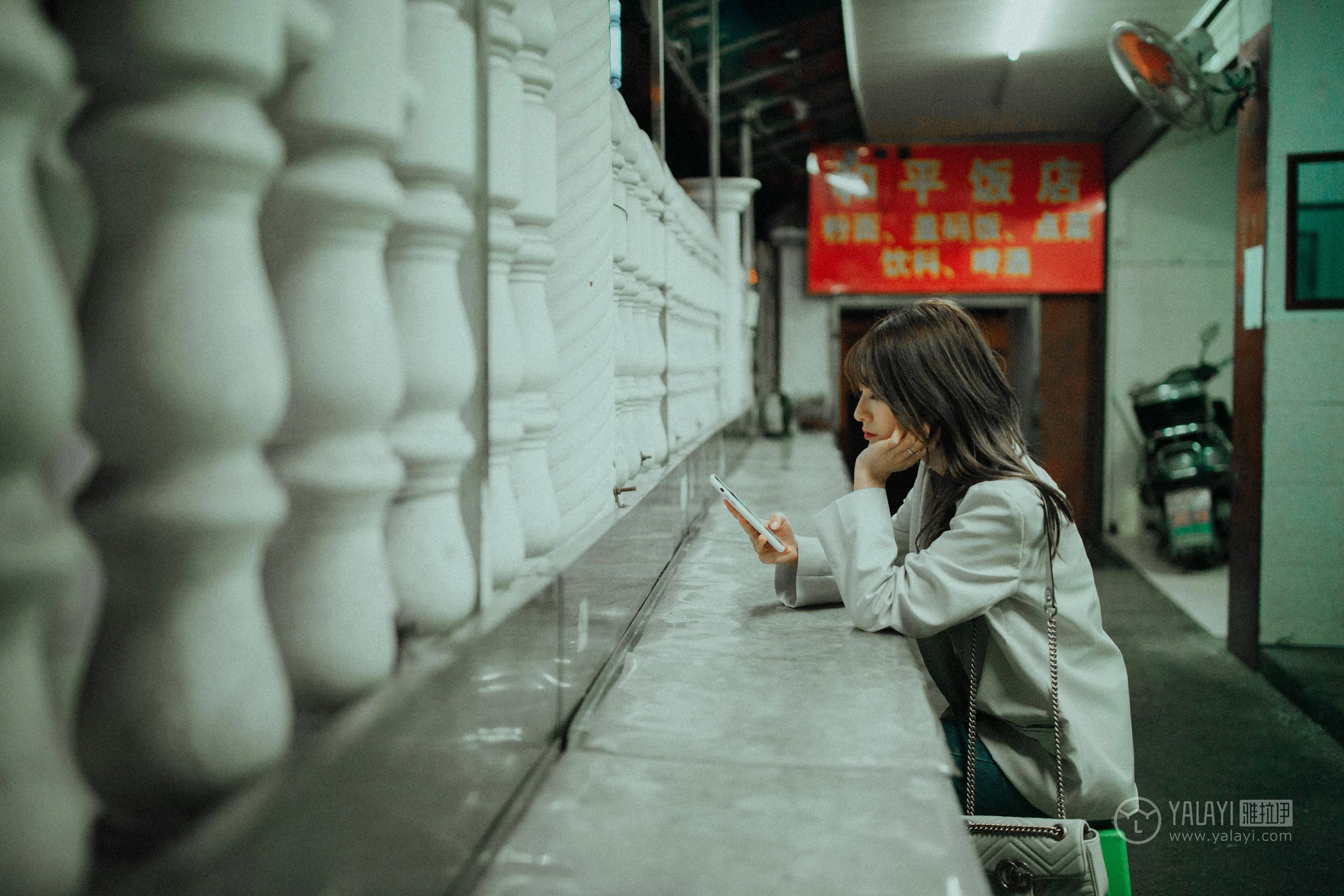 [YALAYI雅拉伊]No.245 无关痛痒 丸糯糯 米色外套与灰色蕾丝内衣加紧身牛仔裙裤性感私房写真集第3张