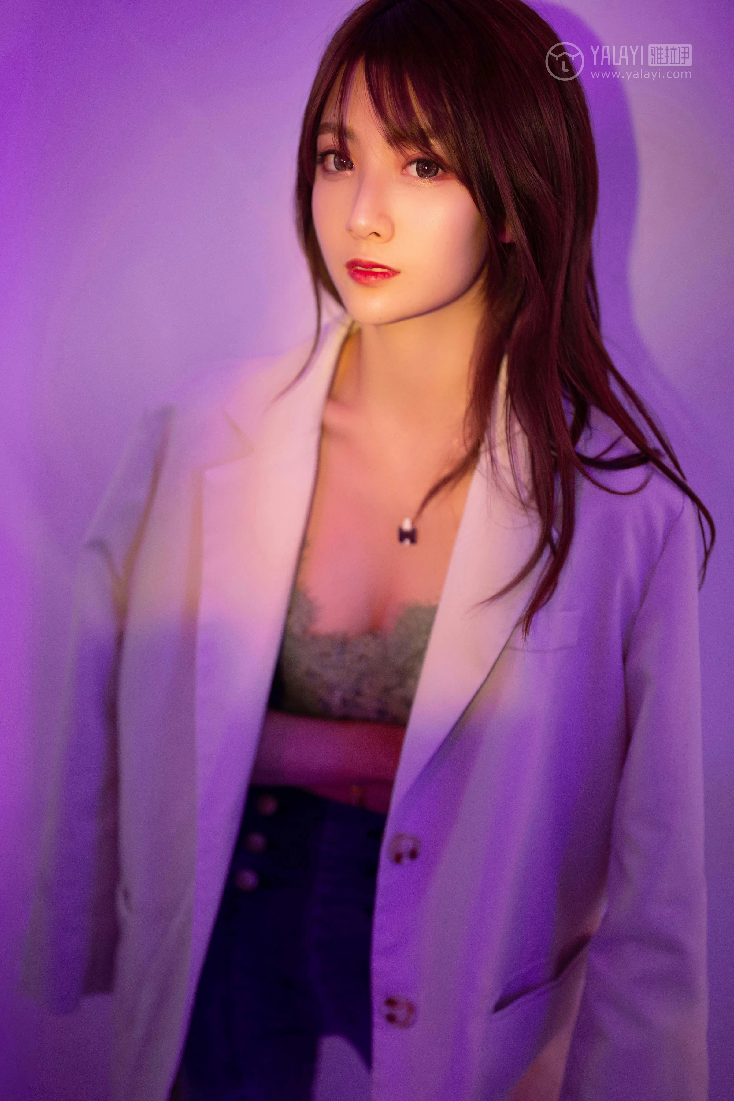 [YALAYI雅拉伊]No.245 无关痛痒 丸糯糯 米色外套与灰色蕾丝内衣加紧身牛仔裙裤性感私房写真集第5张