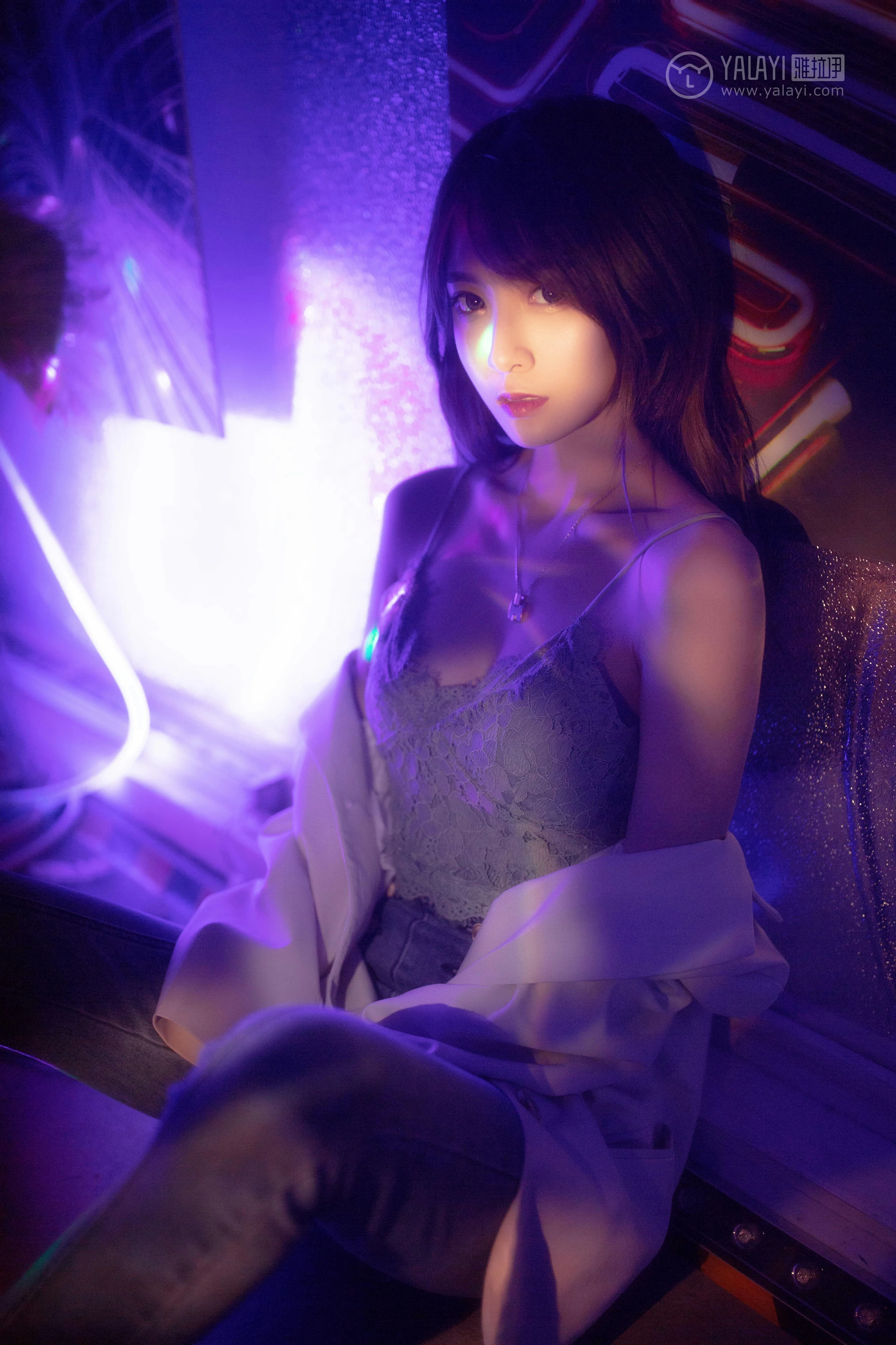 [YALAYI雅拉伊]No.245 无关痛痒 丸糯糯 米色外套与灰色蕾丝内衣加紧身牛仔裙裤性感私房写真集第7张