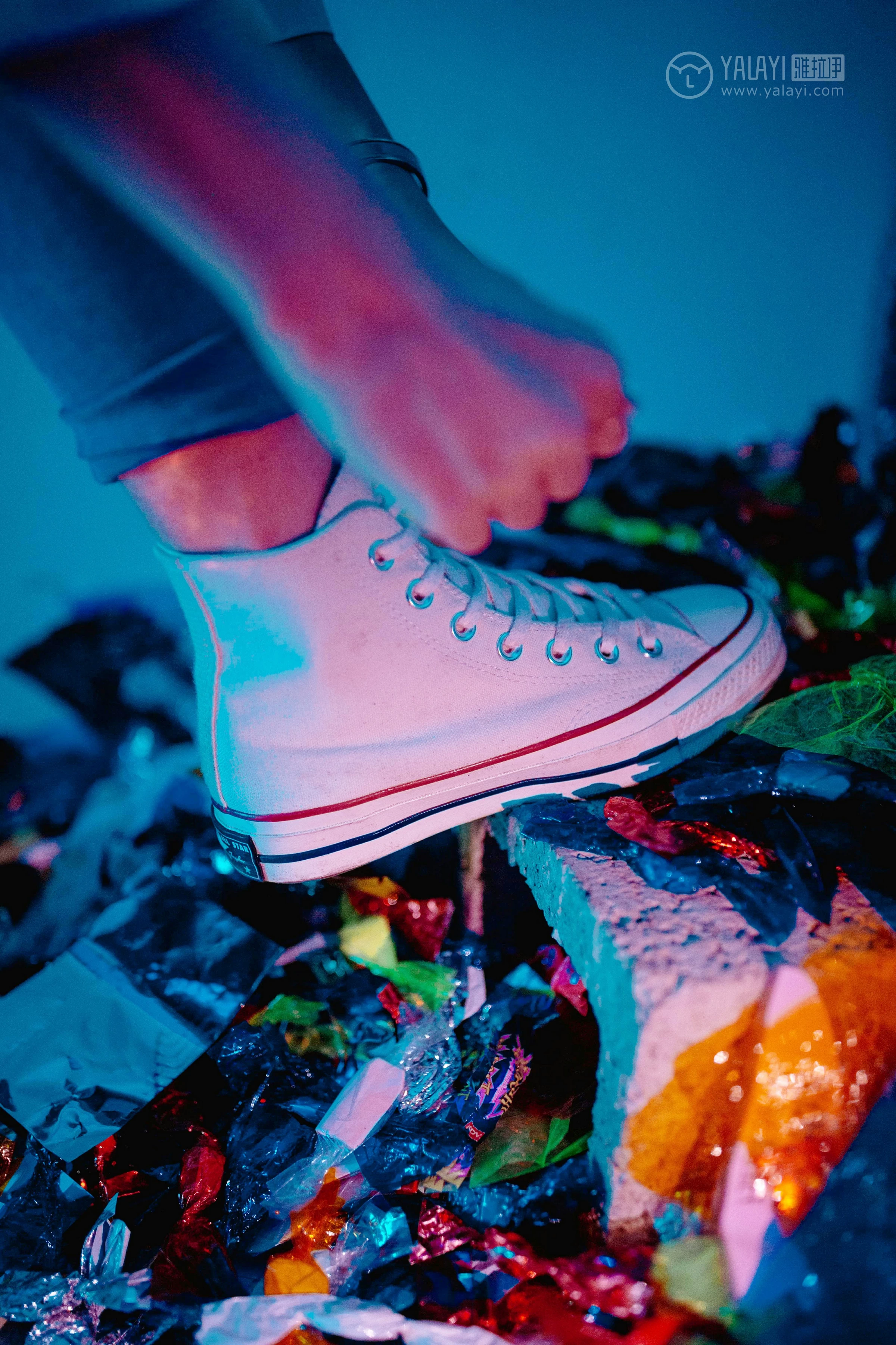 [YALAYI雅拉伊]No.245 无关痛痒 丸糯糯 米色外套与灰色蕾丝内衣加紧身牛仔裙裤性感私房写真集第9张