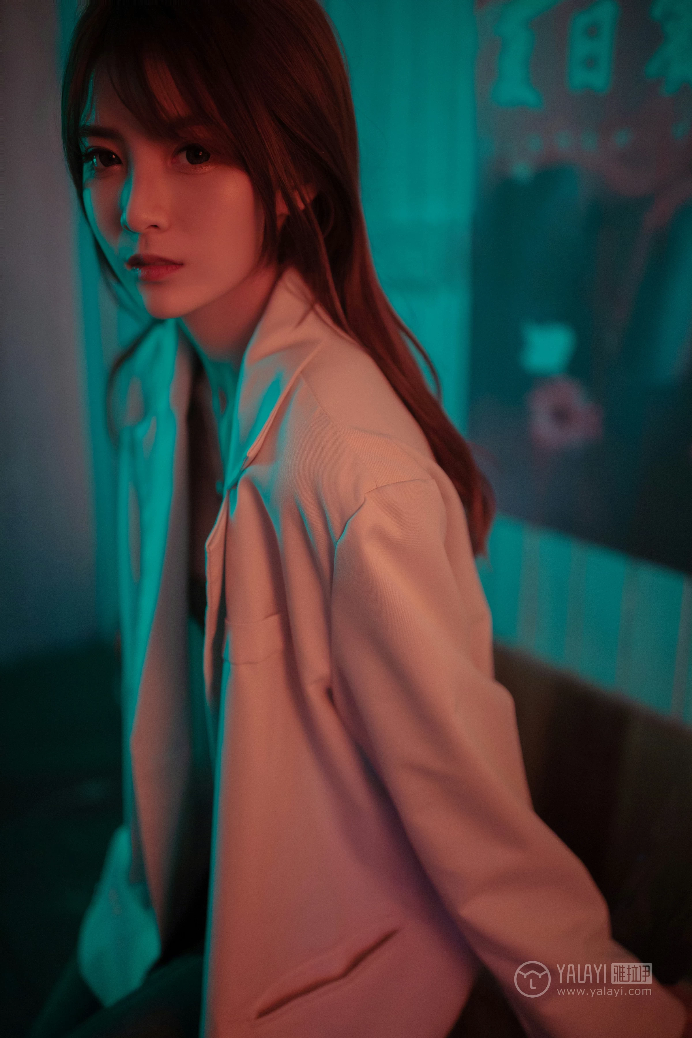 [YALAYI雅拉伊]No.245 无关痛痒 丸糯糯 米色外套与灰色蕾丝内衣加紧身牛仔裙裤性感私房写真集第13张