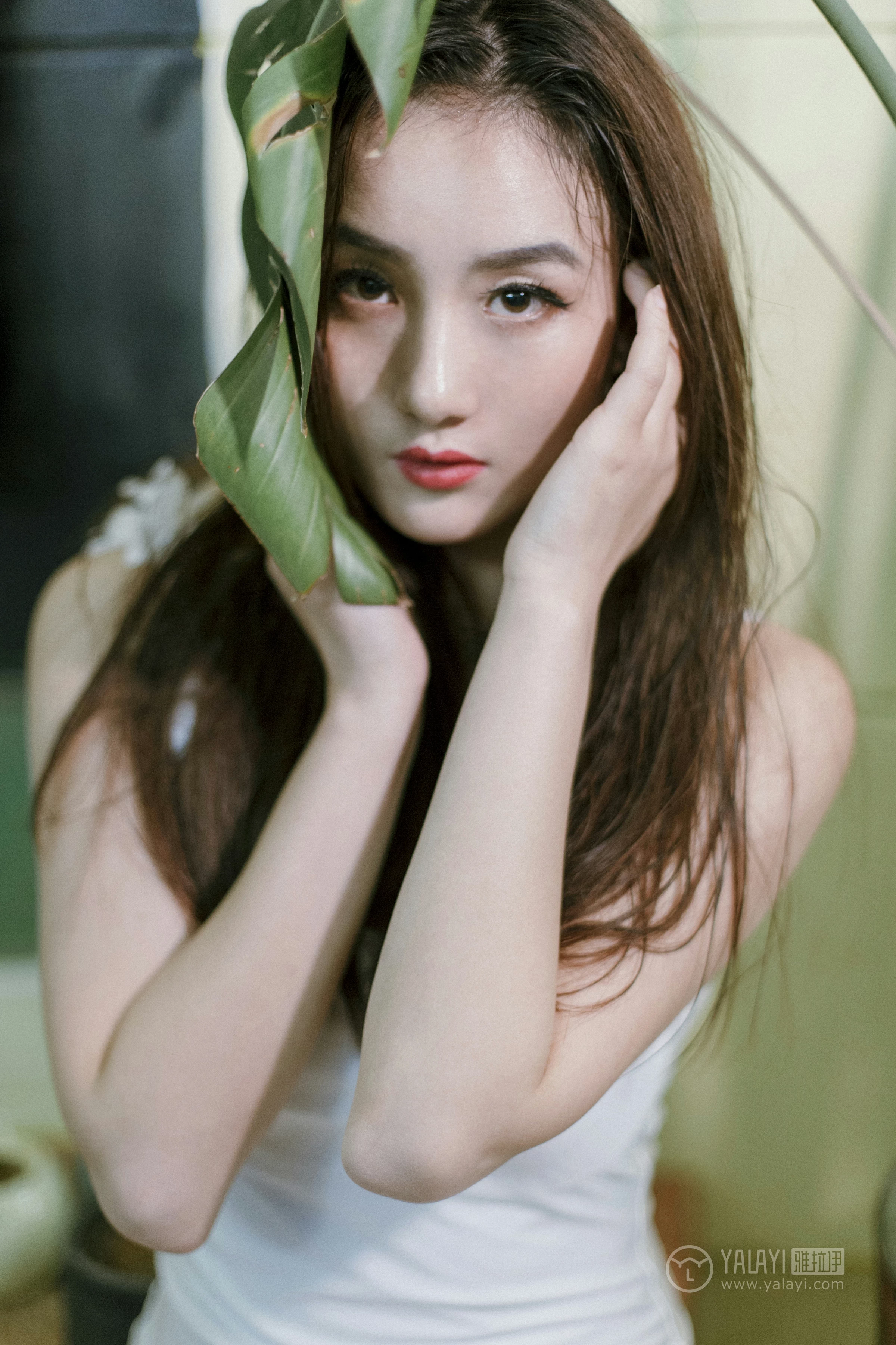 [YALAYI雅拉伊]No.247 独孤 徐雅熙 白色连体比基尼泳装性感私房写真集第11张