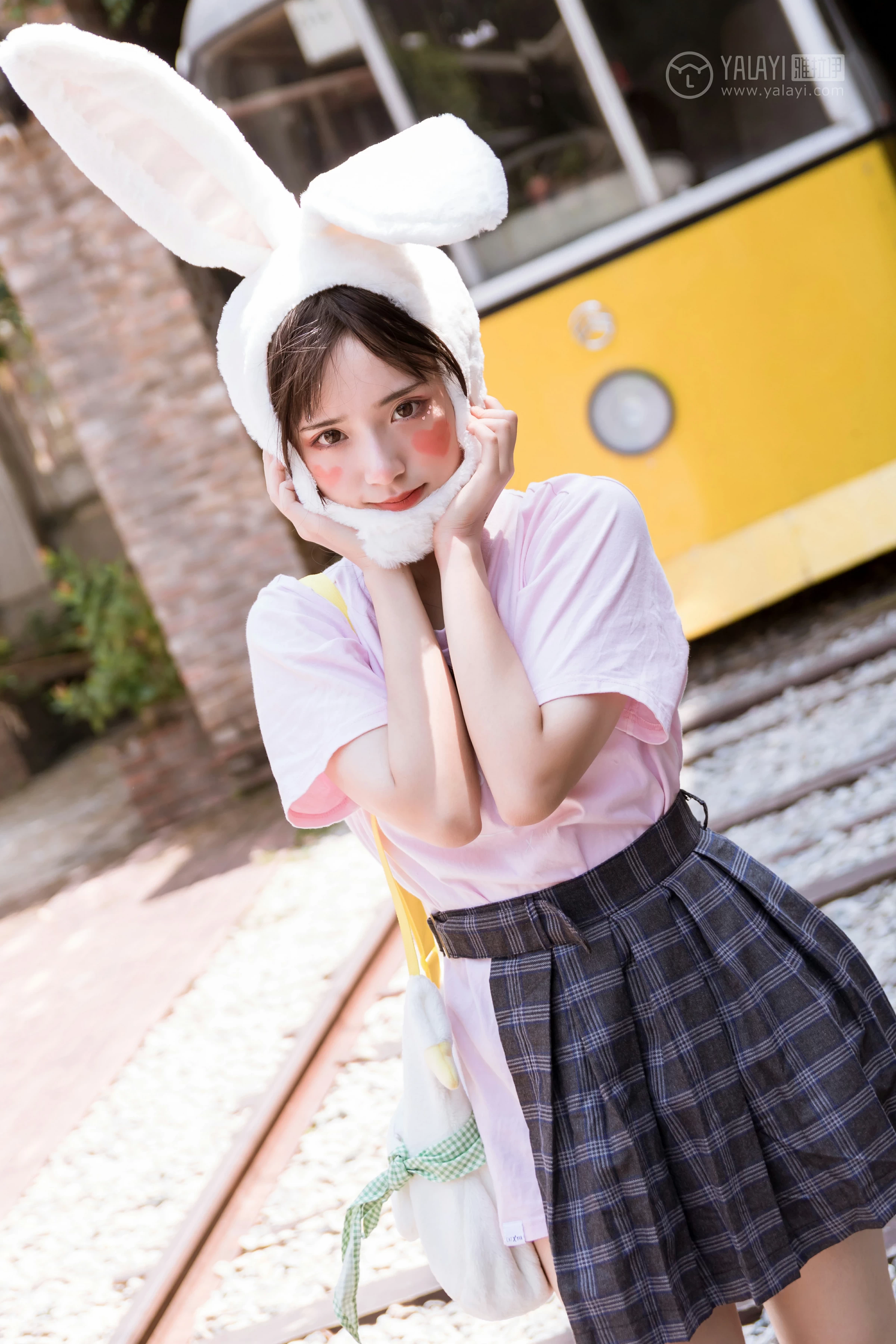 [YALAYI雅拉伊]No.251 小兔子乖乖 阿橙 粉色短袖加灰色格子短裙清纯可爱私房写真集第5张