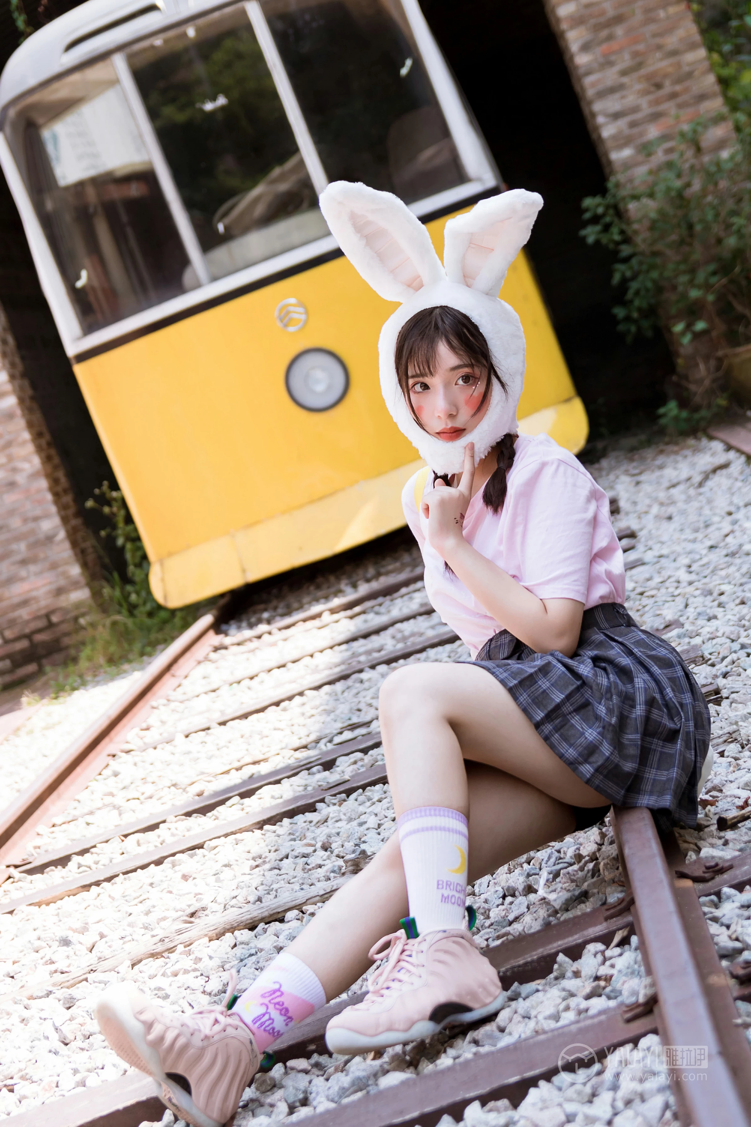 [YALAYI雅拉伊]No.251 小兔子乖乖 阿橙 粉色短袖加灰色格子短裙清纯可爱私房写真集第6张