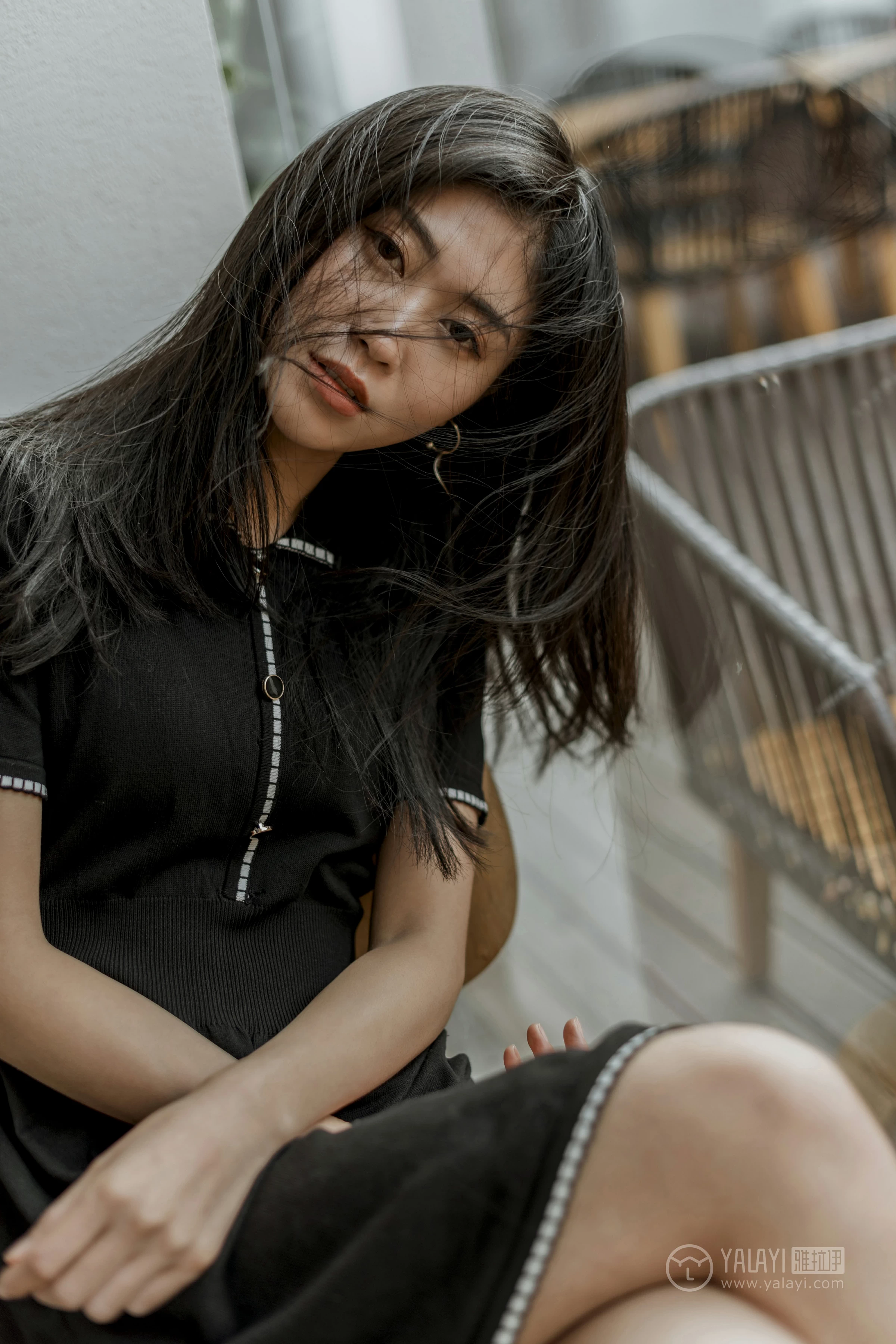 [YALAYI雅拉伊]No.255 款款情深 乔妹儿 黑色收腰连衣裙居家私房写真集第3张