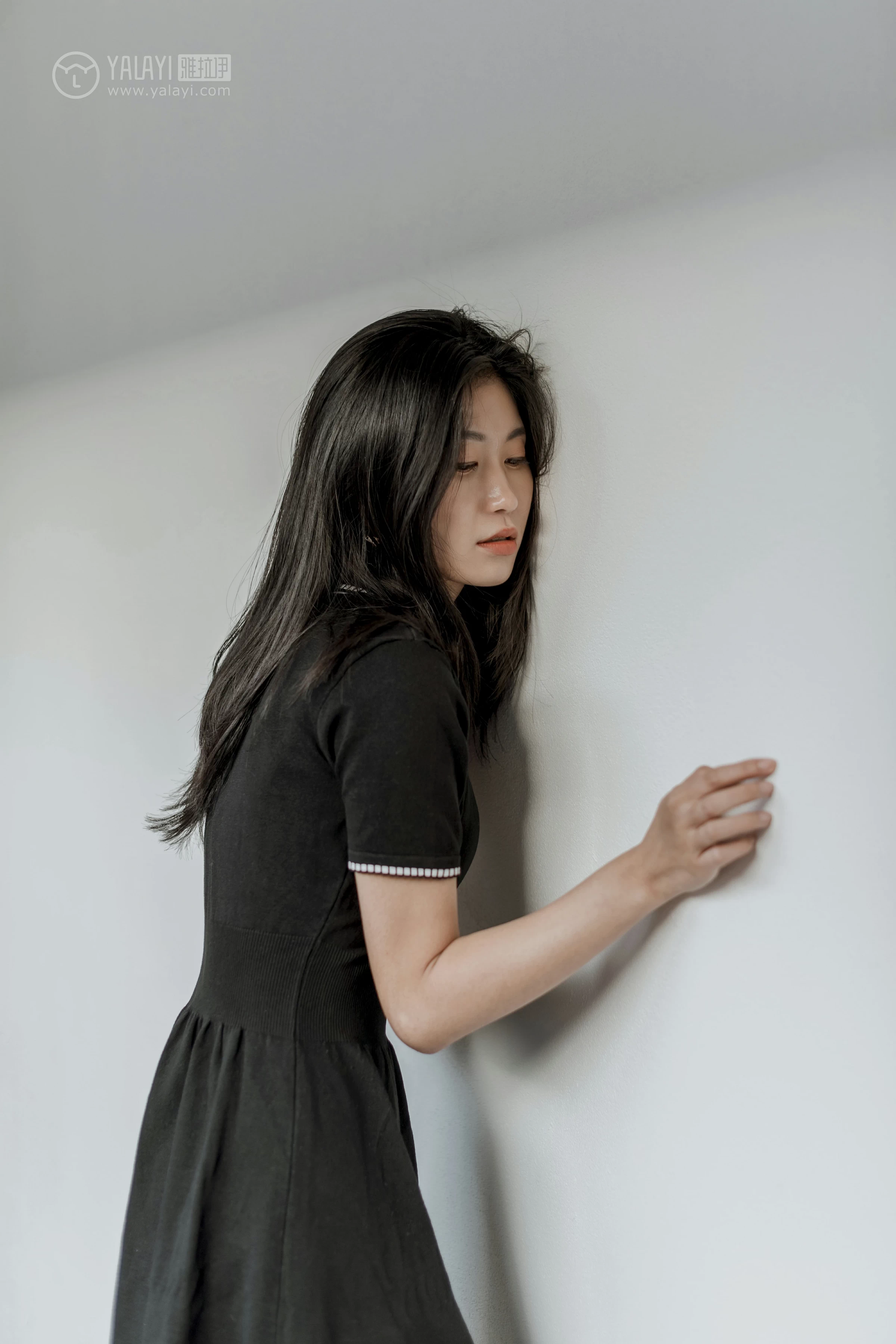 [YALAYI雅拉伊]No.255 款款情深 乔妹儿 黑色收腰连衣裙居家私房写真集第6张